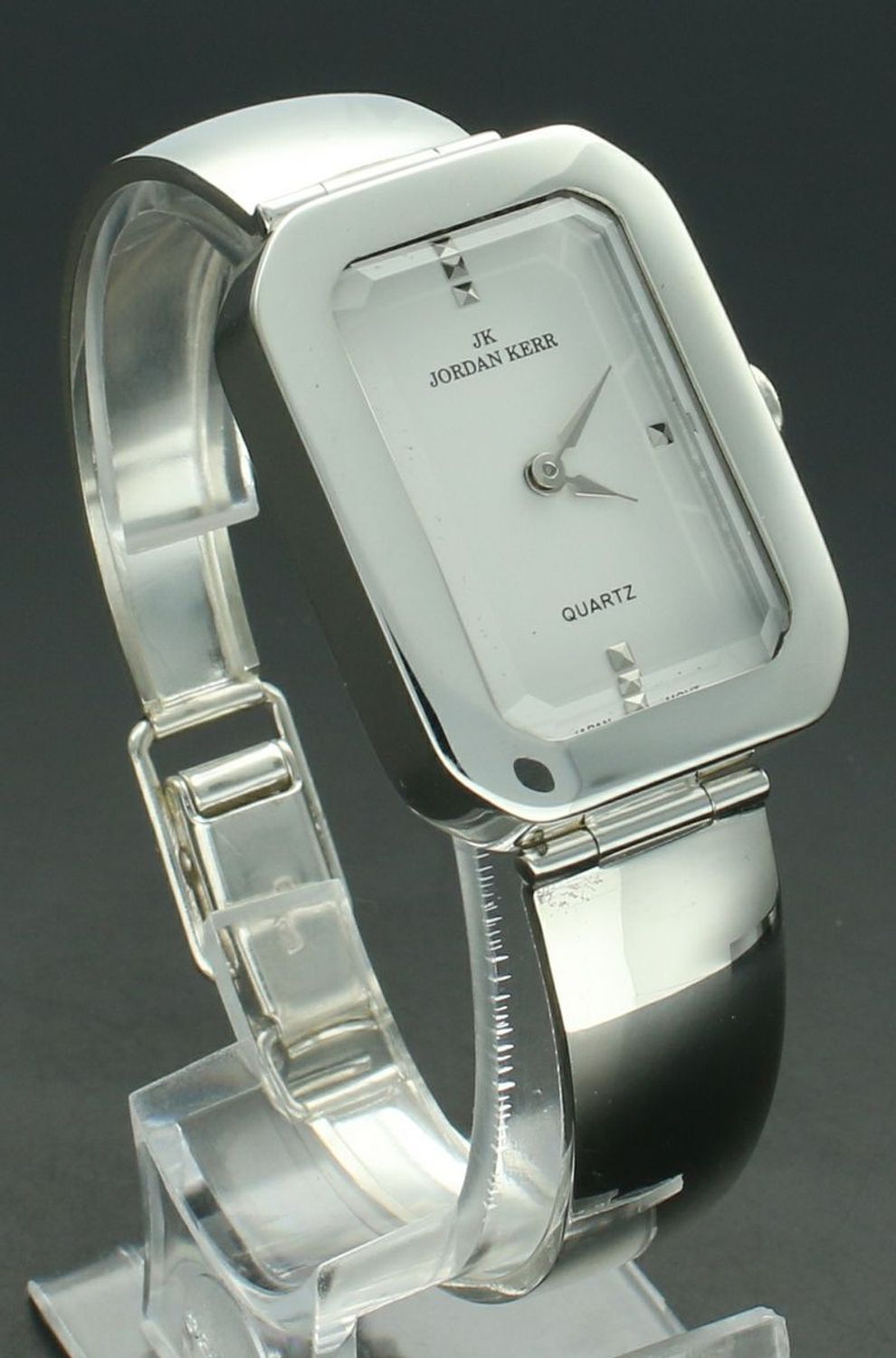 Zegarek srebrny prostokątny JORDAN KERR DIA-ZEG-12881-925 Zegarek damski srebrny sztywna bransoleta DIA-ZEG-12881-925 wyposażony jest w kwarcowy mechanizm, zasilany za pomocą baterii.1.jpg