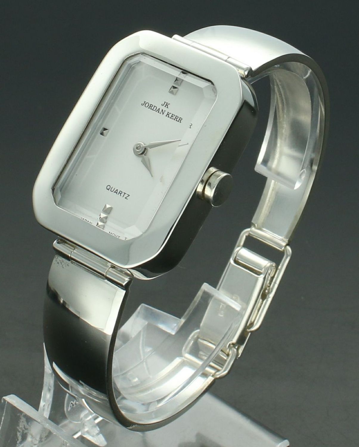 Zegarek srebrny prostokątny JORDAN KERR DIA-ZEG-12881-925 Zegarek damski srebrny sztywna bransoleta DIA-ZEG-12881-925 wyposażony jest w kwarcowy mechanizm, zasilany za pomocą baterii.1.jpg