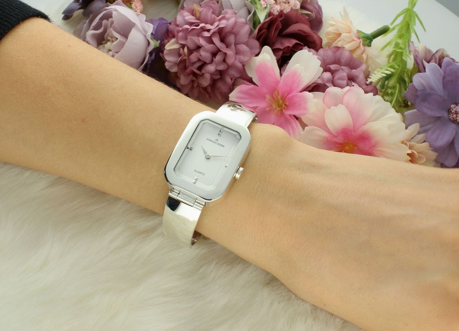 Zegarek srebrny prostokątny JORDAN KERR DIA-ZEG-12881-925 Zegarek damski srebrny sztywna bransoleta DIA-ZEG-12881-925 wyposażony jest w kwarcowy mechanizm, zasilany za pomocą baterii.1.jpg