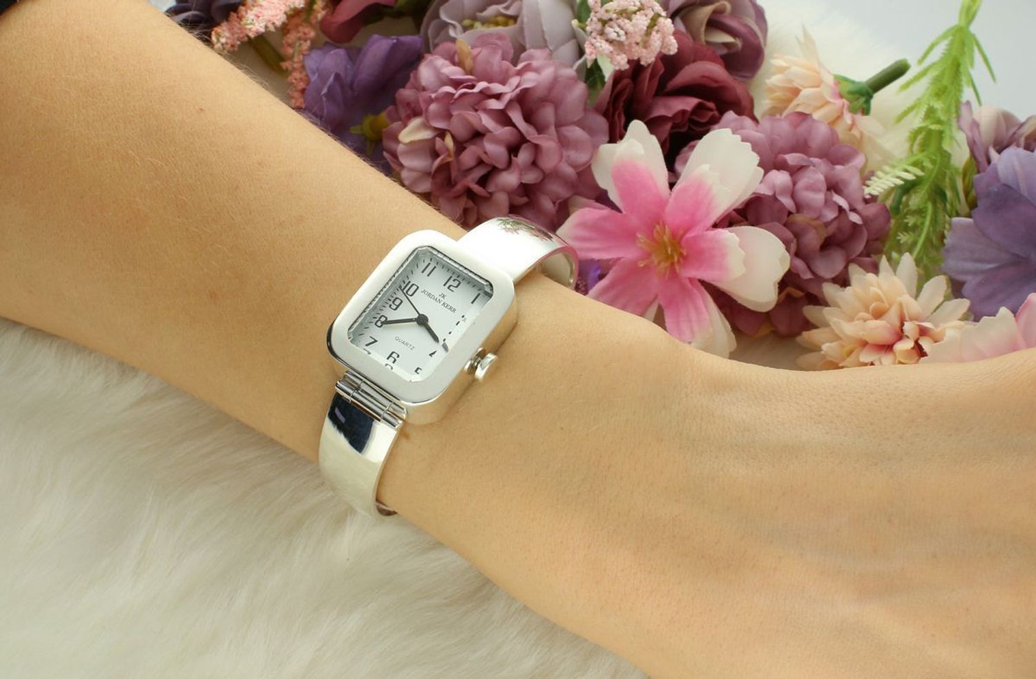 Zegarek damski srebrny JORDAN KERR DIA-ZEG-12882-925 Zegarek damski srebrny sztywna bransoleta DIA-ZEG-12882-925 wyposażony jest w kwarcowy mechanizm, zasilany za pomocą baterii.1.jpg