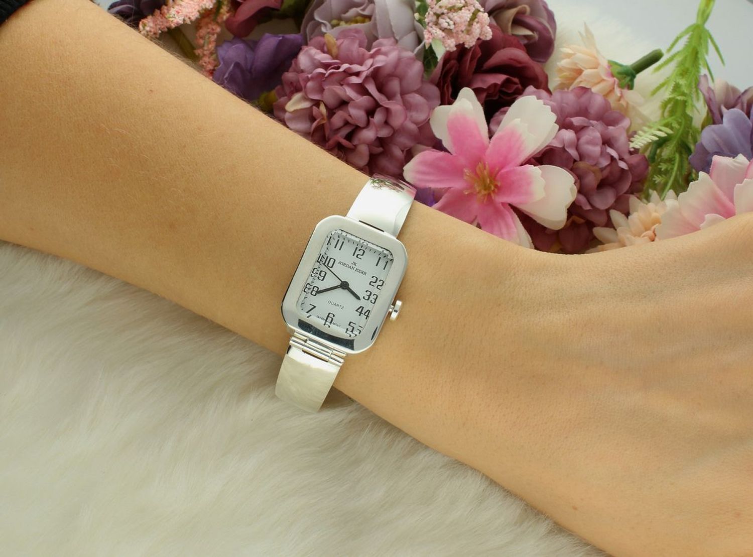 Zegarek damski srebrny JORDAN KERR DIA-ZEG-12882-925 Zegarek damski srebrny sztywna bransoleta DIA-ZEG-12882-925 wyposażony jest w kwarcowy mechanizm, zasilany za pomocą baterii.1.jpg