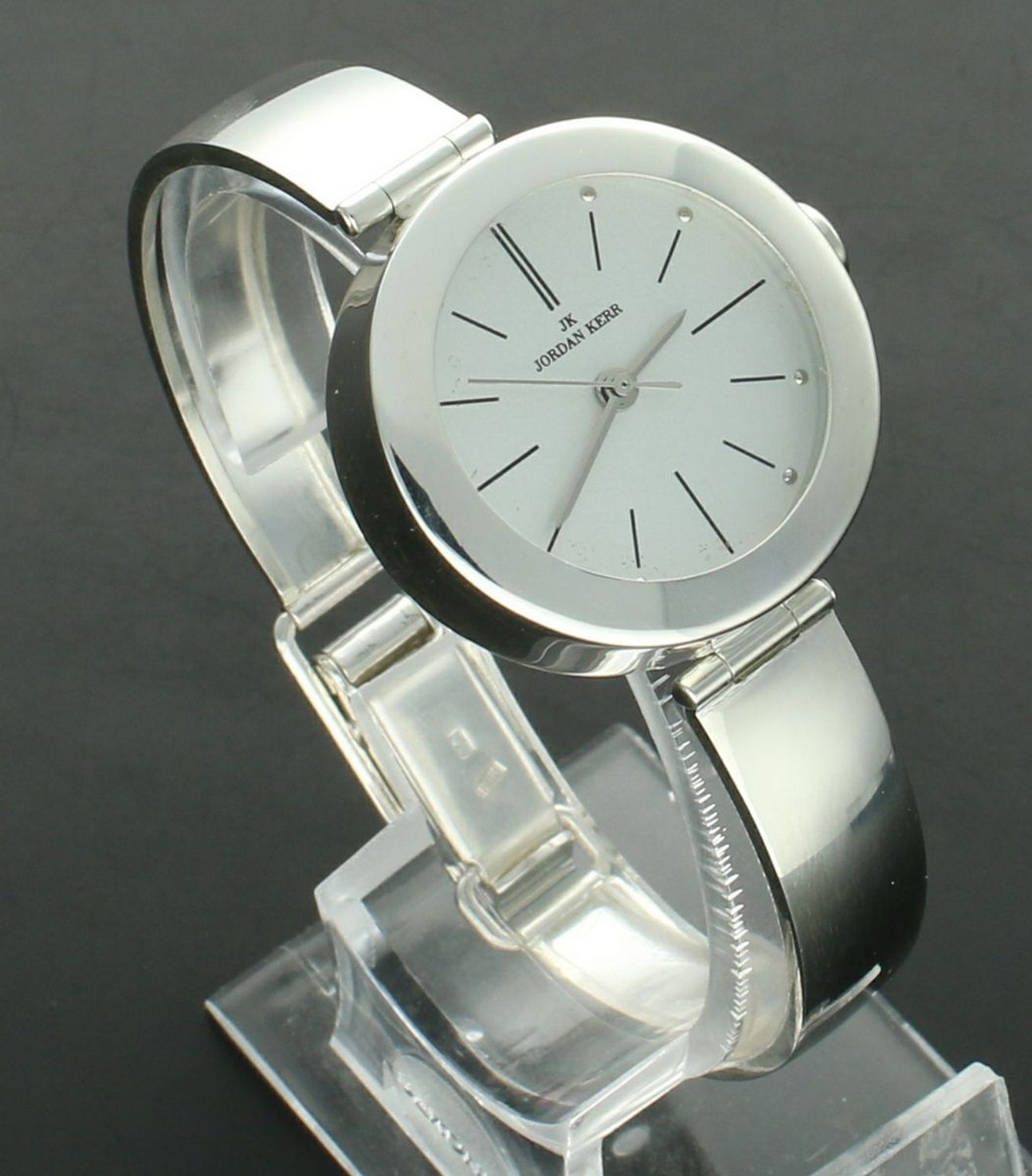 Zegarek damski JORDAN KERR srebrny DIA-ZEG-12884-925 Zegarek damski srebrny sztywna bransoleta DIA-ZEG-12884-925 wyposażony jest w kwarcowy mechanizm, zasilany za pomocą bater1.jpg