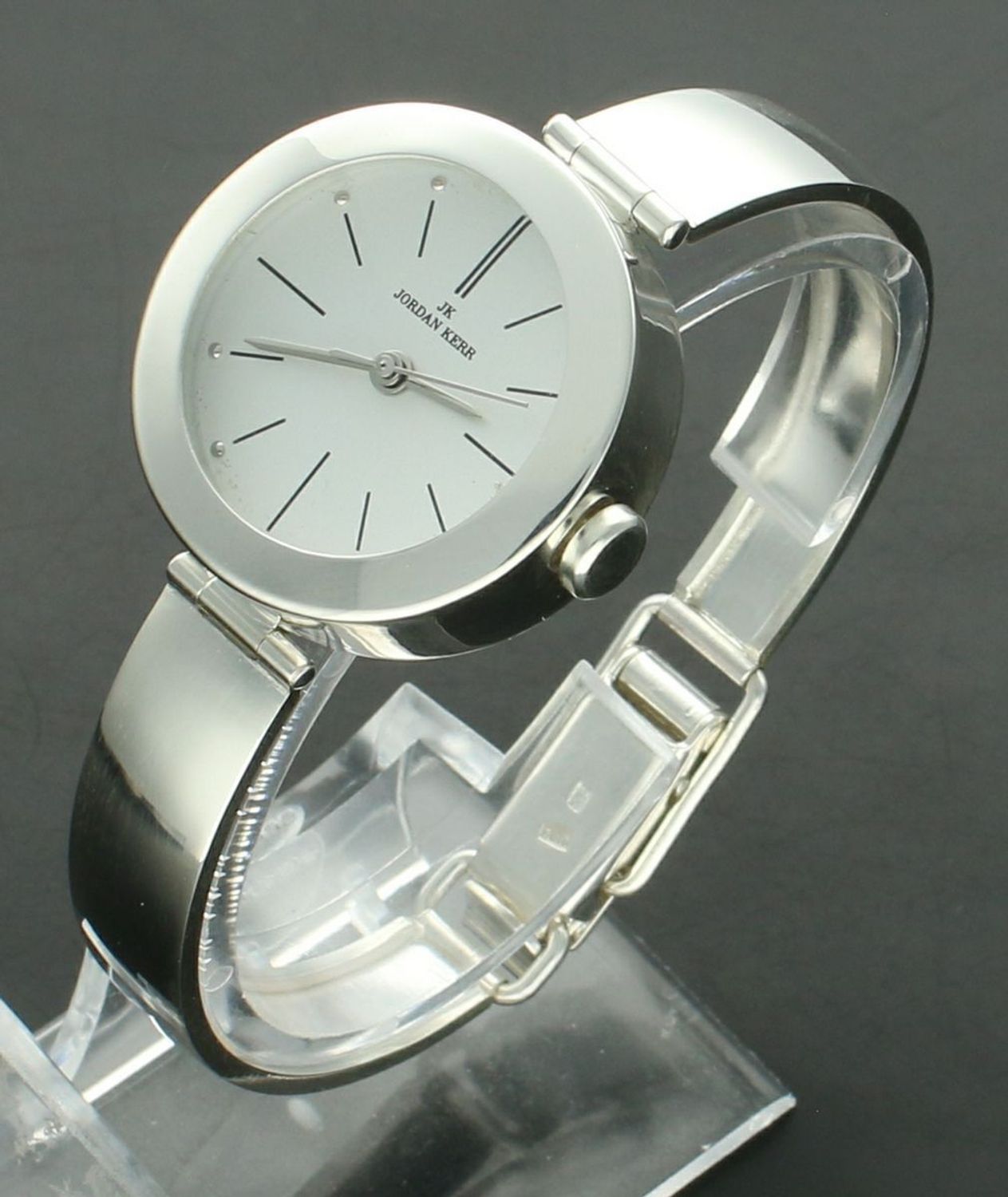 Zegarek damski JORDAN KERR srebrny DIA-ZEG-12884-925 Zegarek damski srebrny sztywna bransoleta DIA-ZEG-12884-925 wyposażony jest w kwarcowy mechanizm, zasilany za pomocą bater1.jpg