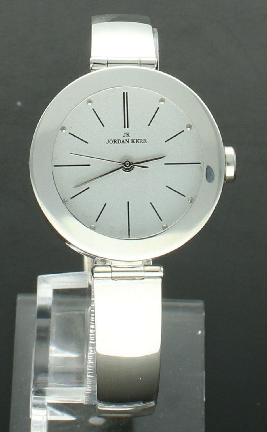 Zegarek damski JORDAN KERR srebrny DIA-ZEG-12884-925 Zegarek damski srebrny sztywna bransoleta DIA-ZEG-12884-925 wyposażony jest w kwarcowy mechanizm, zasilany za pomocą bater1.jpg