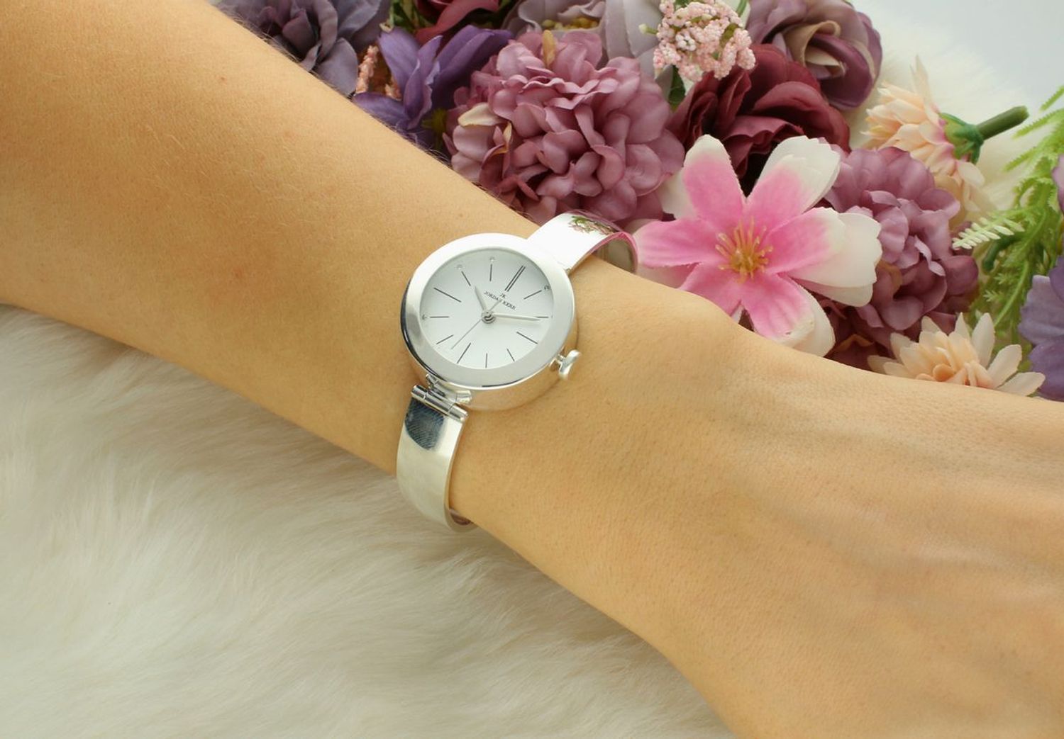 Zegarek damski JORDAN KERR srebrny DIA-ZEG-12884-925 Zegarek damski srebrny sztywna bransoleta DIA-ZEG-12884-925 wyposażony jest w kwarcowy mechanizm, zasilany za pomocą bater1.jpg