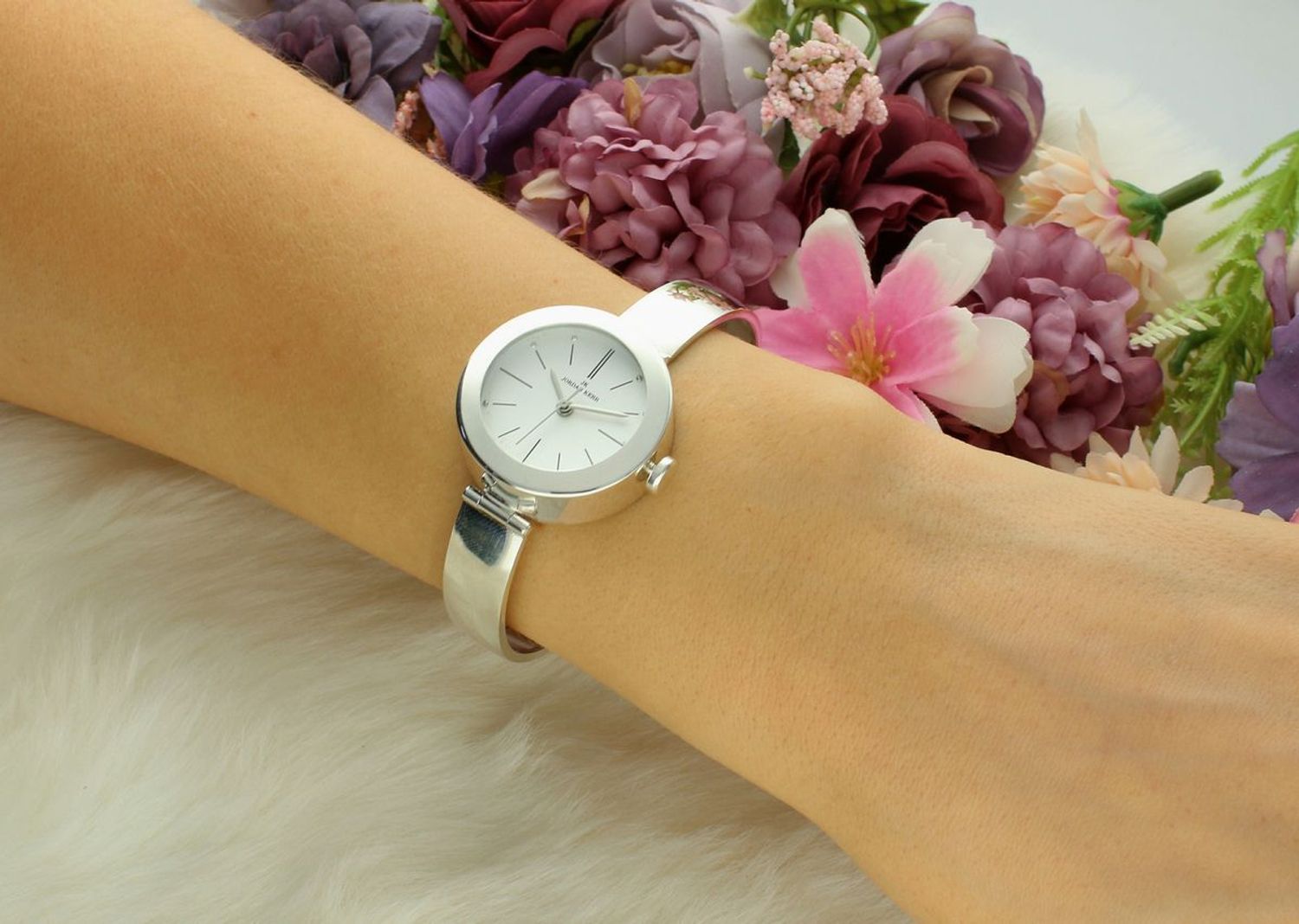 Zegarek damski JORDAN KERR srebrny DIA-ZEG-12884-925 Zegarek damski srebrny sztywna bransoleta DIA-ZEG-12884-925 wyposażony jest w kwarcowy mechanizm, zasilany za pomocą bater1.jpg