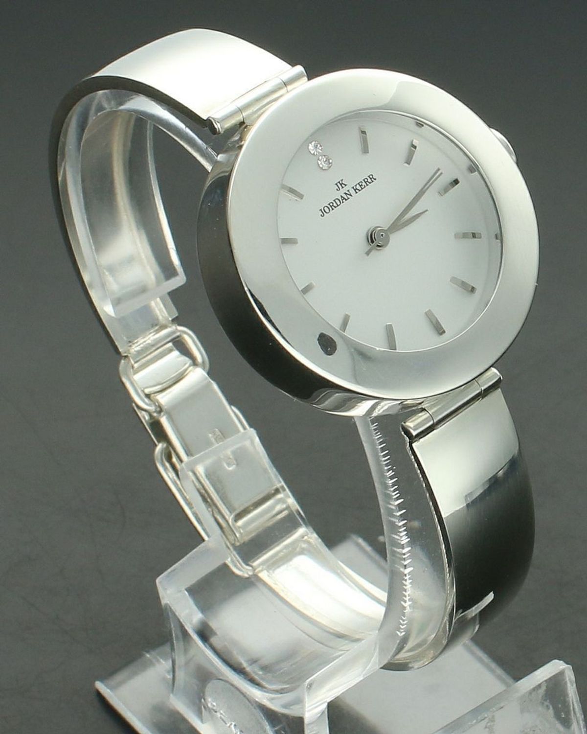 Zegarek srebrny JORDAN KERR damskie DIA-ZEG-12885-925 Zegarek damski srebrny sztywna bransoleta DIA-ZEG-12885-925 wyposażony jest w kwarcowy mechanizm, zasilany za pomocą baterii1.jpg