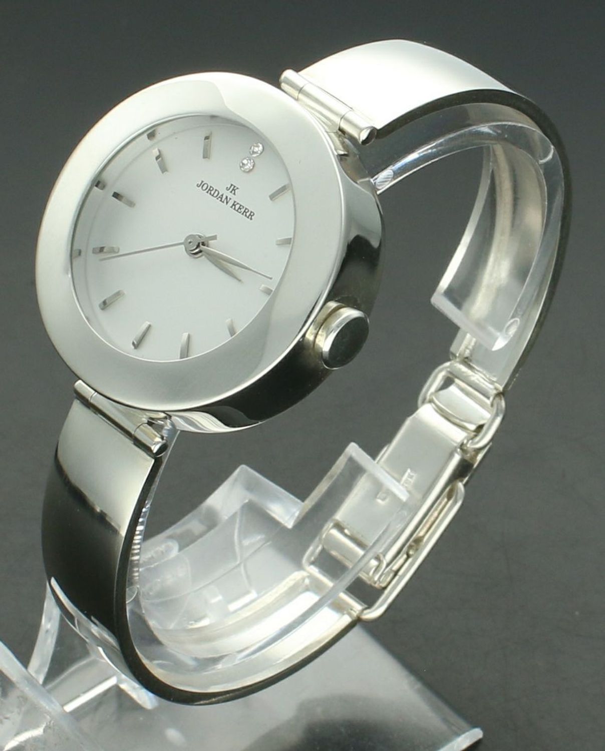 Zegarek srebrny JORDAN KERR damskie DIA-ZEG-12885-925 Zegarek damski srebrny sztywna bransoleta DIA-ZEG-12885-925 wyposażony jest w kwarcowy mechanizm, zasilany za pomocą baterii1.jpg