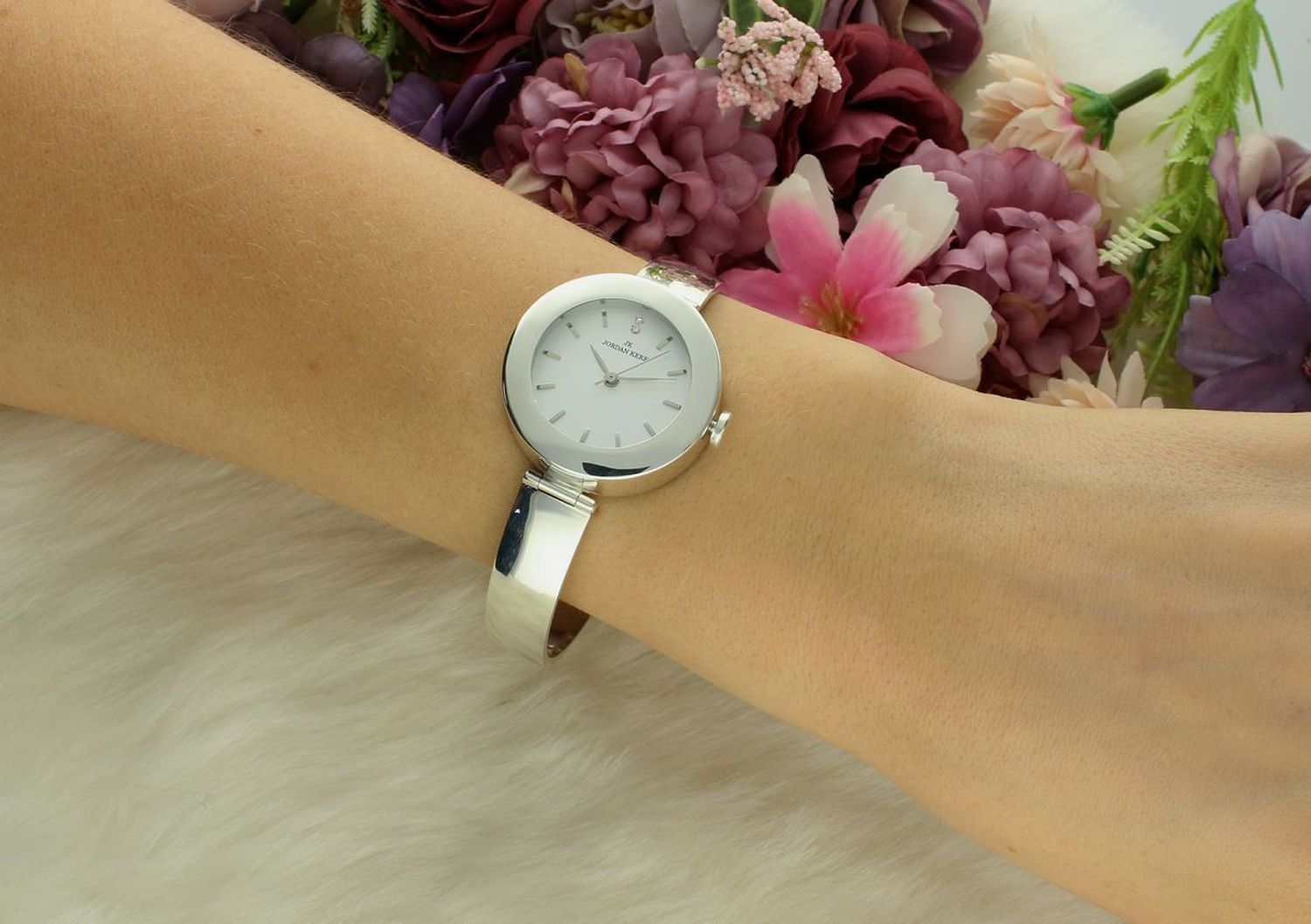 Zegarek srebrny JORDAN KERR damskie DIA-ZEG-12885-925 Zegarek damski srebrny sztywna bransoleta DIA-ZEG-12885-925 wyposażony jest w kwarcowy mechanizm, zasilany za pomocą baterii1.jpg