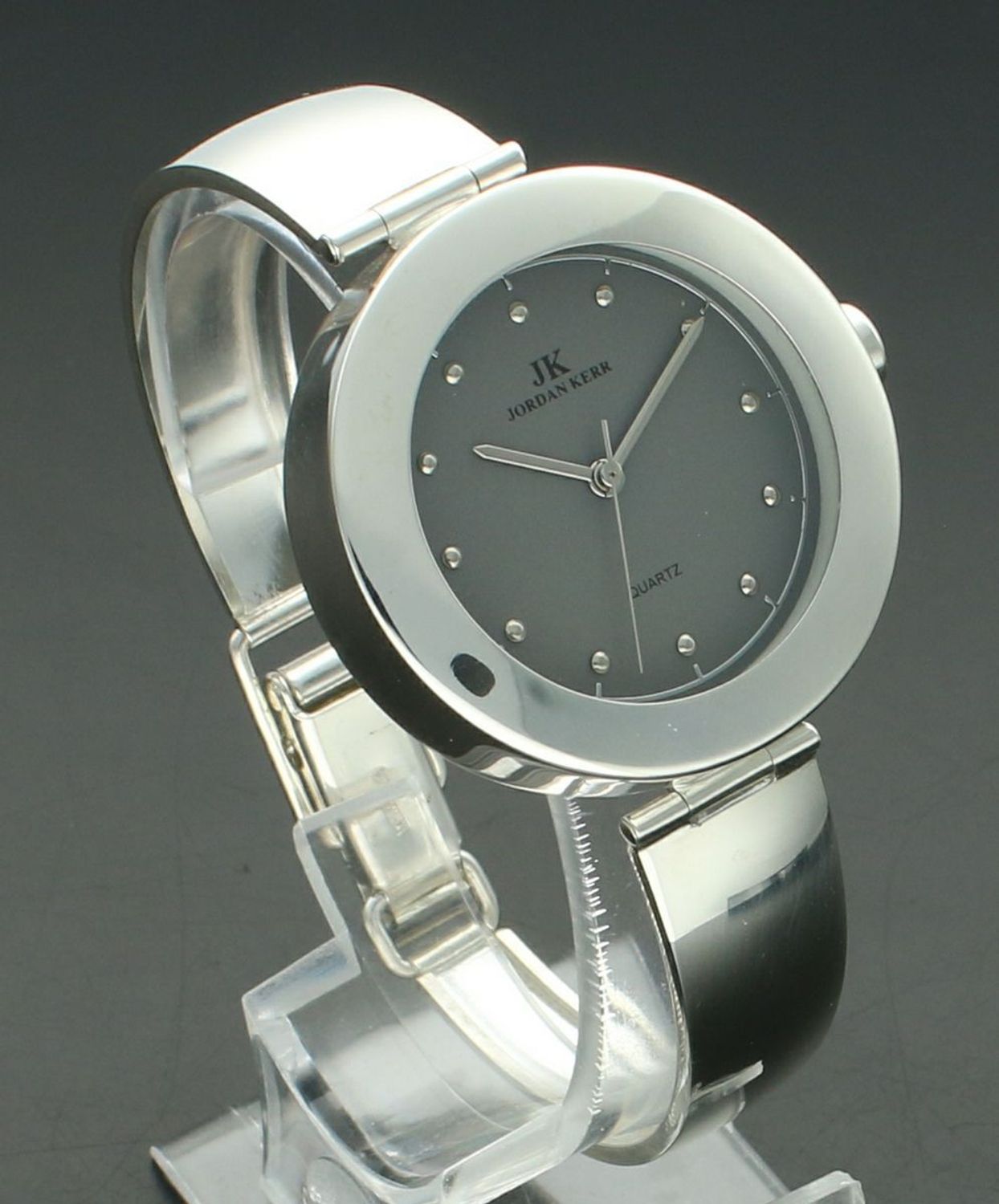 Zegarek damski srebrny JORDAN KERR DIA-ZEG-12886-925 egarek damski srebrny sztywna bransoleta DIA-ZEG-12886-925 wyposażony jest w kwarcowy mechanizm, zasilany za pomocą baterii.1.jpg