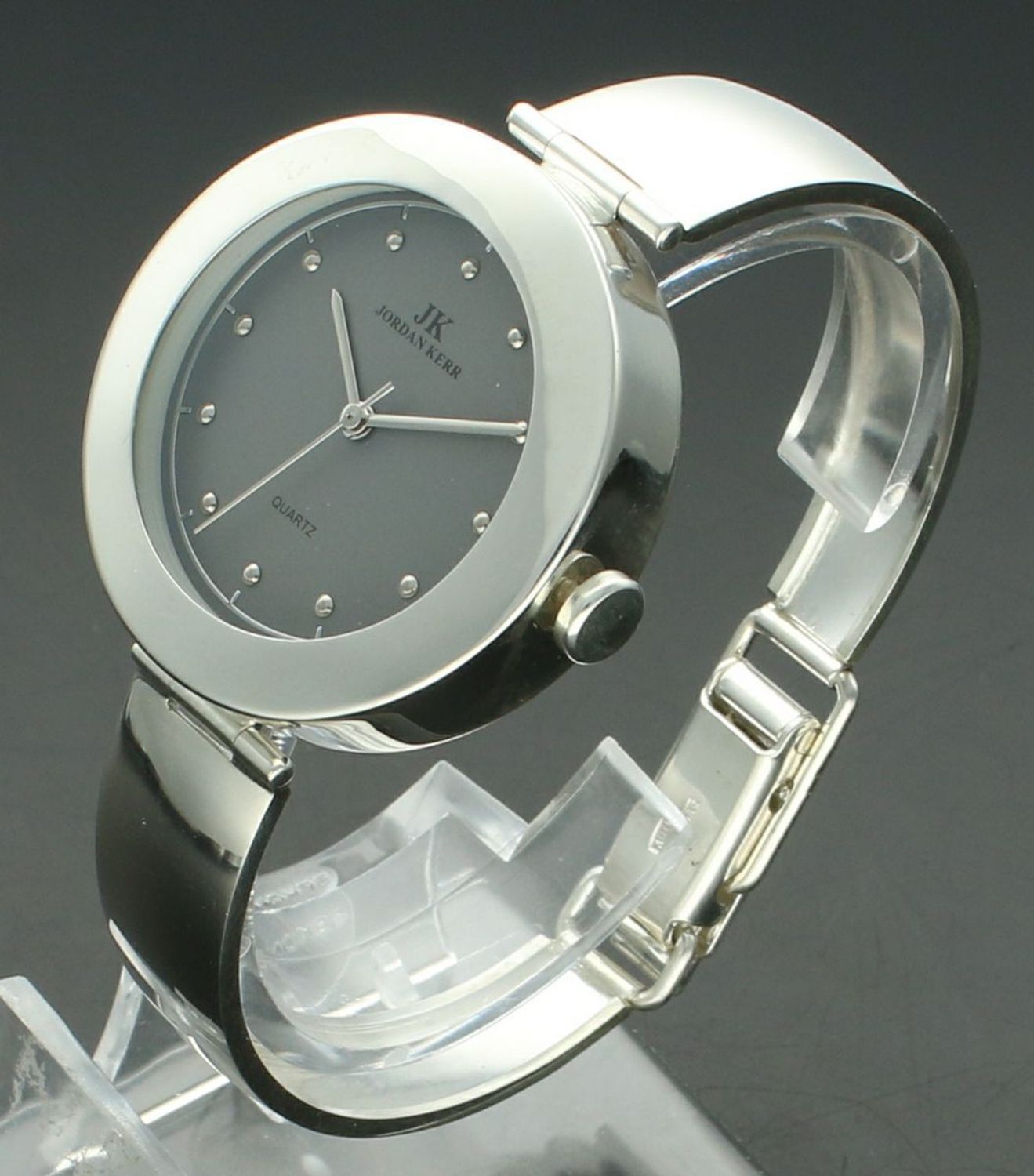 Zegarek damski srebrny JORDAN KERR DIA-ZEG-12886-925 egarek damski srebrny sztywna bransoleta DIA-ZEG-12886-925 wyposażony jest w kwarcowy mechanizm, zasilany za pomocą baterii.1.jpg