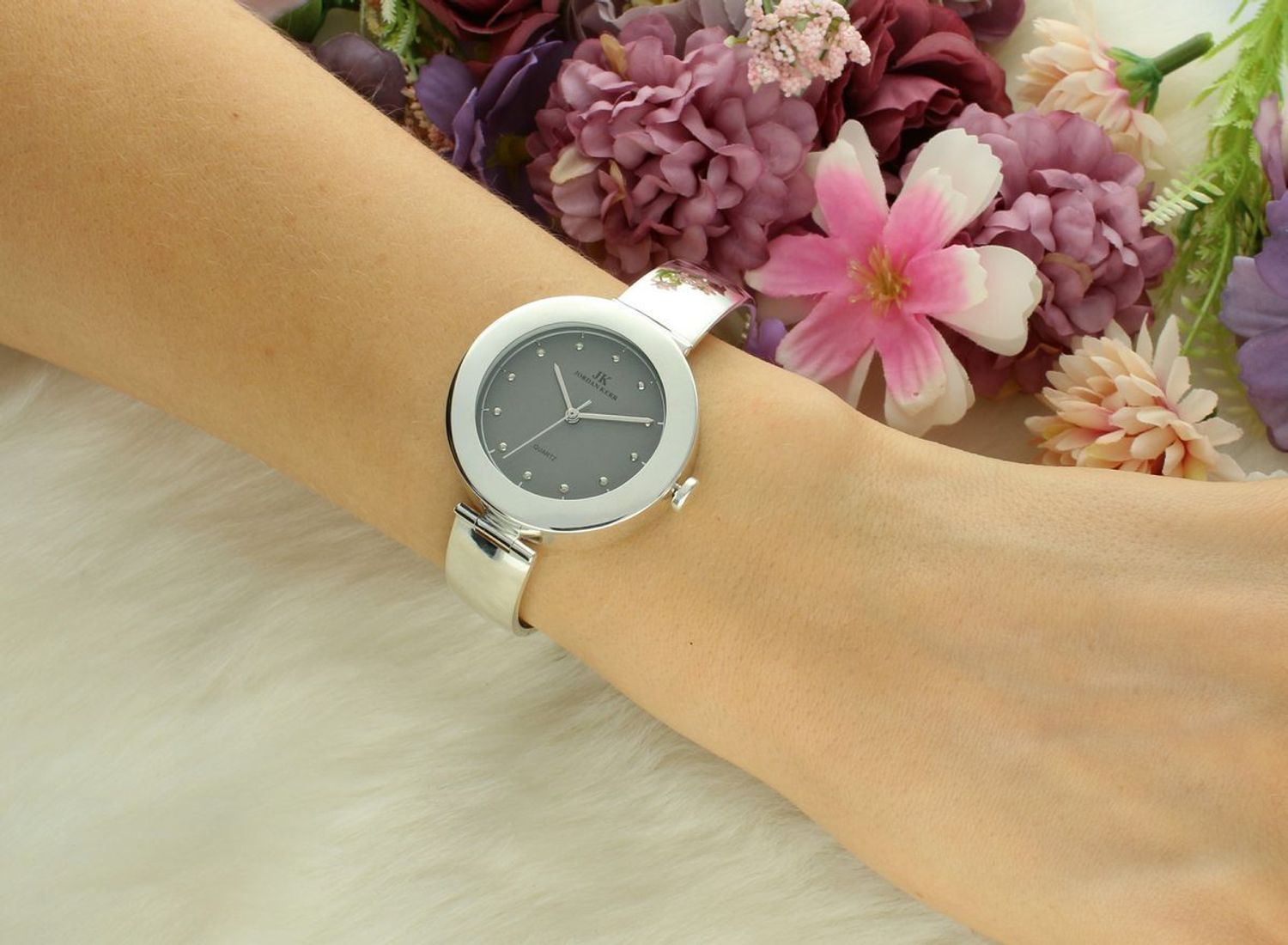 Zegarek damski srebrny JORDAN KERR DIA-ZEG-12886-925 egarek damski srebrny sztywna bransoleta DIA-ZEG-12886-925 wyposażony jest w kwarcowy mechanizm, zasilany za pomocą baterii.1.jpg