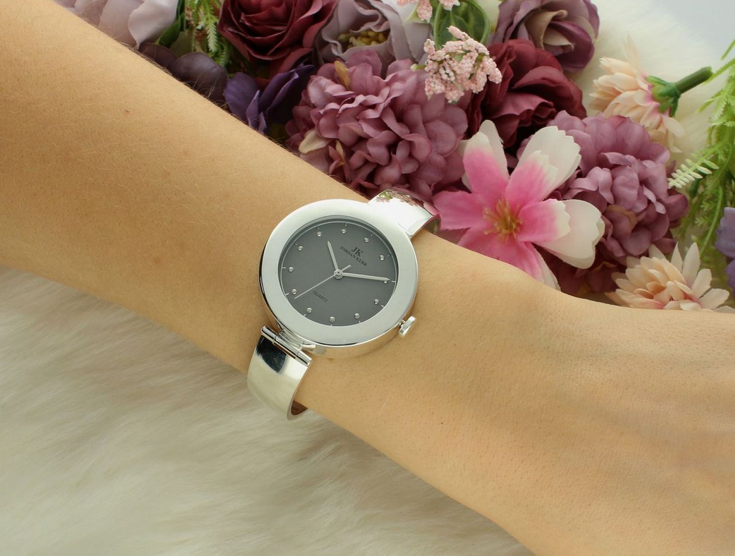 Zegarek damski srebrny JORDAN KERR DIA-ZEG-12886-925 egarek damski srebrny sztywna bransoleta DIA-ZEG-12886-925 wyposażony jest w kwarcowy mechanizm, zasilany za pomocą baterii.1.jpg