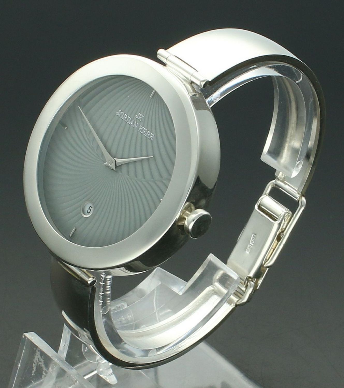 Zegarek damski JORDAN KERR srebrny DIA-ZEG-12887-925 Zegarek damski srebrny sztywna bransoleta DIA-ZEG-12887-925 wyposażony jest w kwarcowy mechanizm, zasilany za pomocą baterii.1.jpg