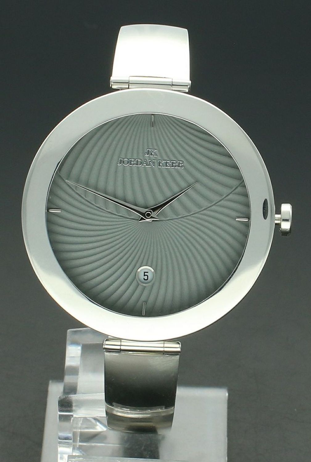 Zegarek damski JORDAN KERR srebrny DIA-ZEG-12887-925 Zegarek damski srebrny sztywna bransoleta DIA-ZEG-12887-925 wyposażony jest w kwarcowy mechanizm, zasilany za pomocą baterii.1.jpg