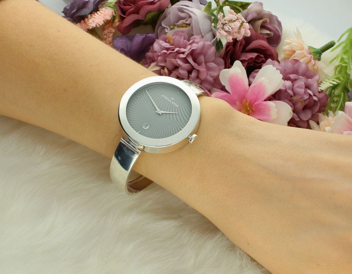 Zegarek damski JORDAN KERR srebrny DIA-ZEG-12887-925 Zegarek damski srebrny sztywna bransoleta DIA-ZEG-12887-925 wyposażony jest w kwarcowy mechanizm, zasilany za pomocą baterii.1.jpg