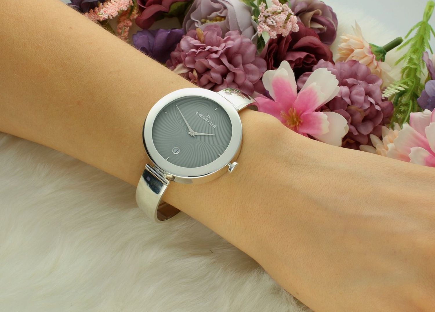 Zegarek damski JORDAN KERR srebrny DIA-ZEG-12887-925 Zegarek damski srebrny sztywna bransoleta DIA-ZEG-12887-925 wyposażony jest w kwarcowy mechanizm, zasilany za pomocą baterii.1.jpg