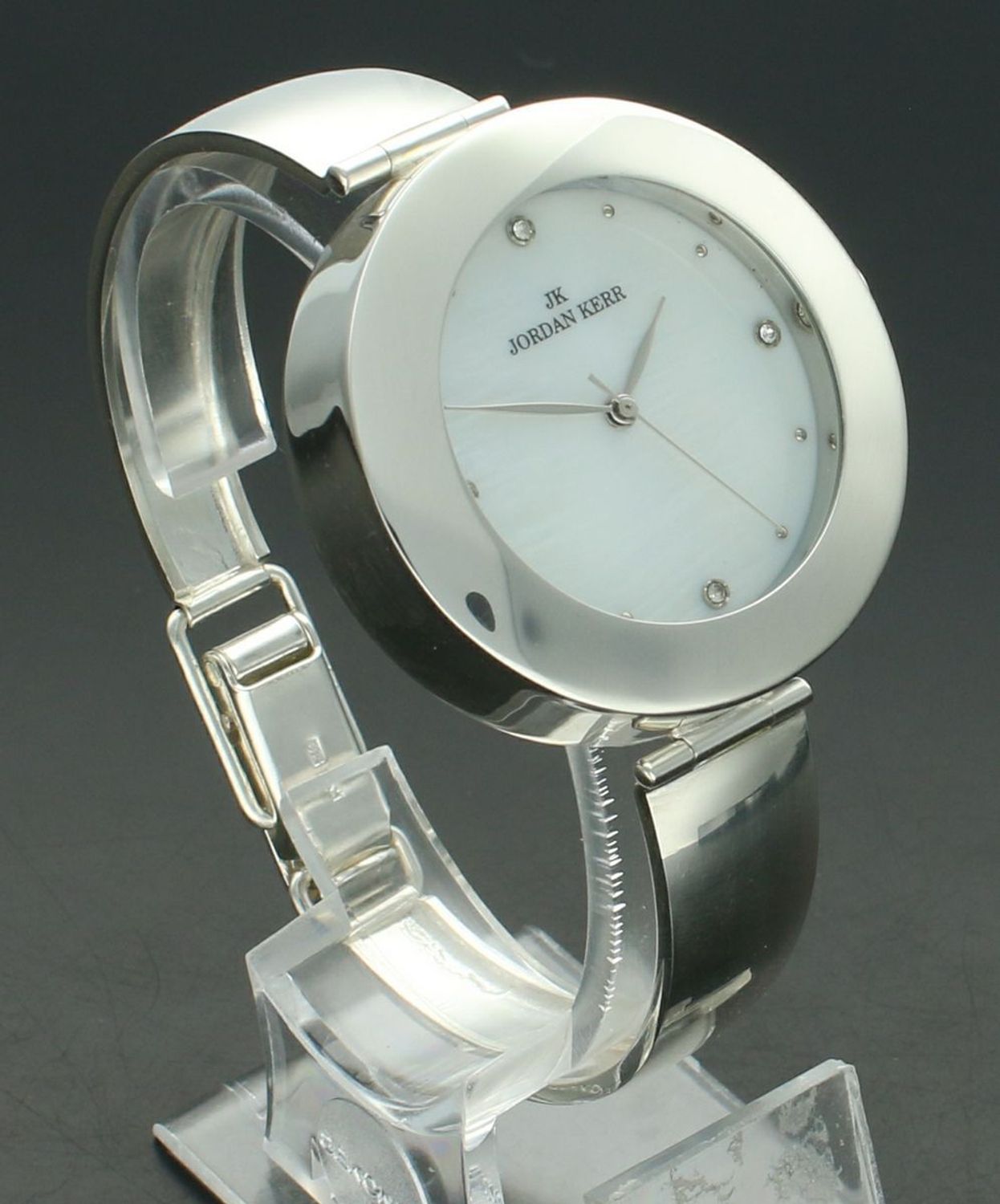Zegarek srebrny JORDAN KERR sztywna bransoleta DIA-ZEG-12888-925 Zegarek damski srebrny sztywna bransoleta DIA-ZEG-12888-925 wyposażony jest w kwarcowy mechanizm,1.jpg