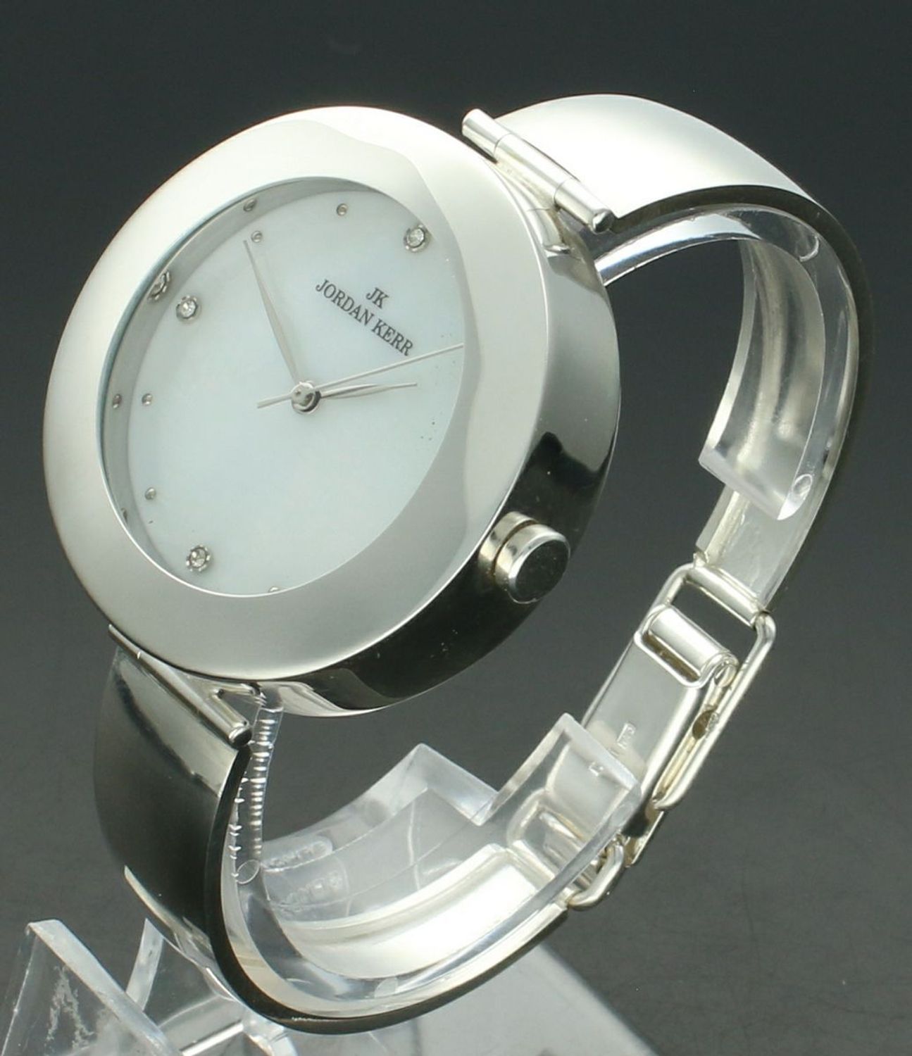 Zegarek srebrny JORDAN KERR sztywna bransoleta DIA-ZEG-12888-925 Zegarek damski srebrny sztywna bransoleta DIA-ZEG-12888-925 wyposażony jest w kwarcowy mechanizm,1.jpg