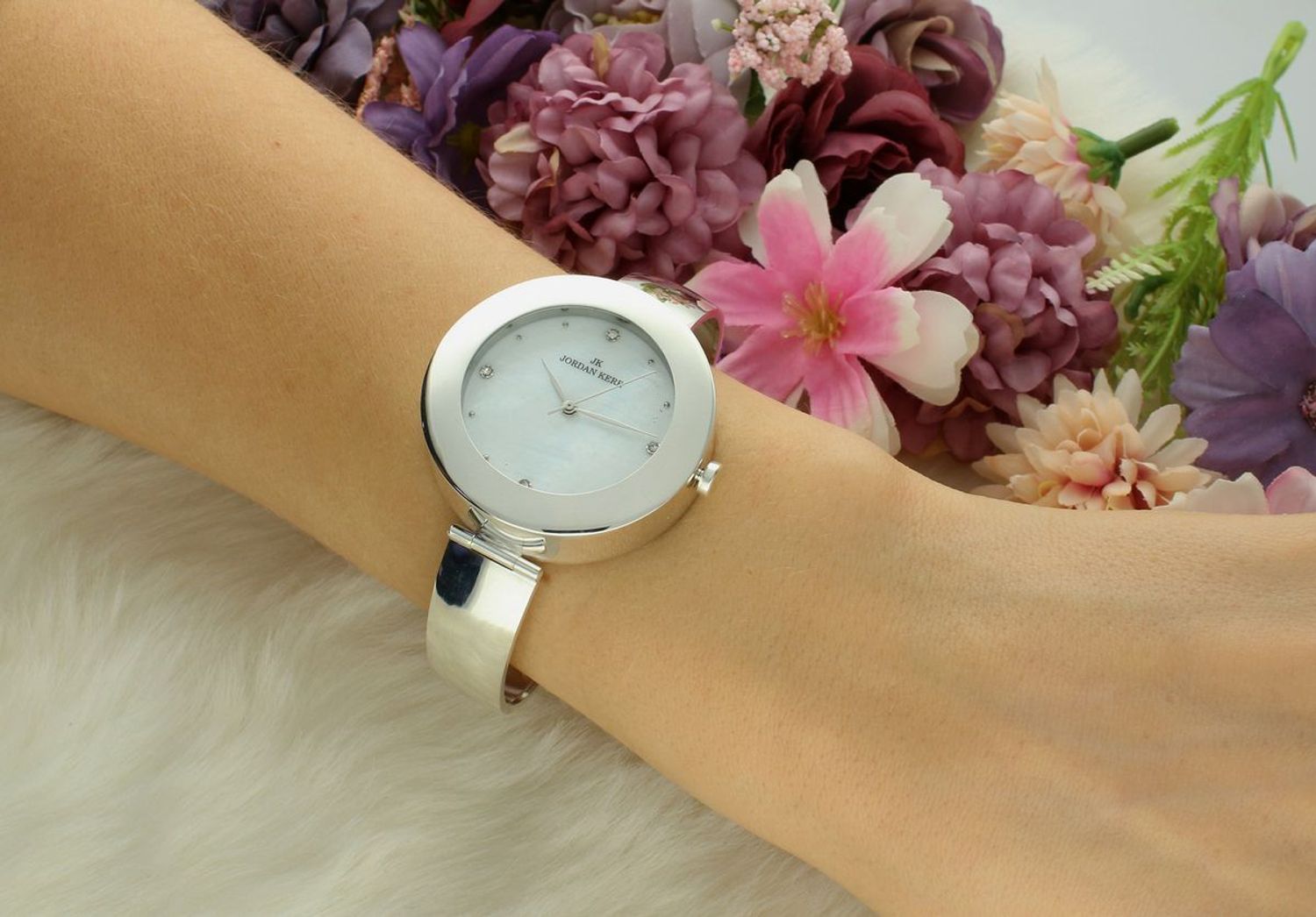 Zegarek srebrny JORDAN KERR sztywna bransoleta DIA-ZEG-12888-925 Zegarek damski srebrny sztywna bransoleta DIA-ZEG-12888-925 wyposażony jest w kwarcowy mechanizm,1.jpg