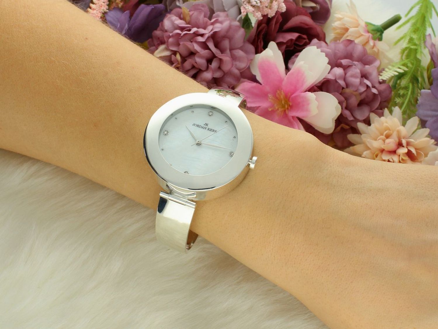 Zegarek srebrny JORDAN KERR sztywna bransoleta DIA-ZEG-12888-925 Zegarek damski srebrny sztywna bransoleta DIA-ZEG-12888-925 wyposażony jest w kwarcowy mechanizm,1.jpg