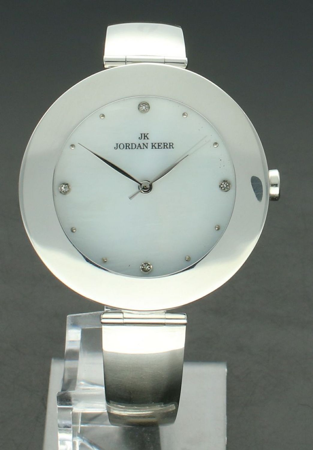 Zegarek srebrny JORDAN KERR sztywna bransoleta DIA-ZEG-12888-925 Zegarek damski srebrny sztywna bransoleta DIA-ZEG-12888-925 wyposażony jest w kwarcowy mechanizm,1.jpg