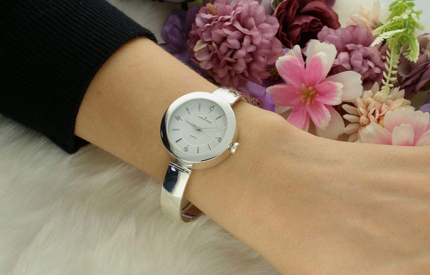 Zegarek srebrny JORDAN KERR sztywna bransoleta DIA-ZEG-12889-925 Zegarek damski srebrny sztywna bransoleta DIA-ZEG-12889-925 wyposażony jest w kwarcowy mechanizm1.jpg