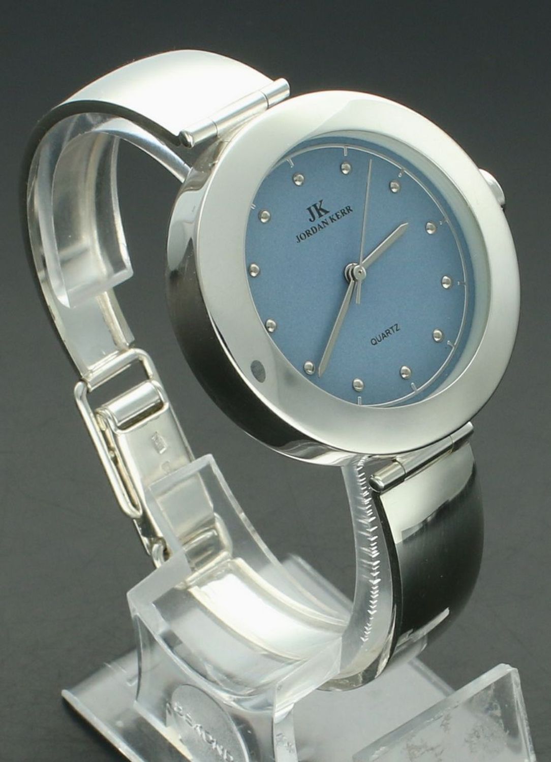 Zegarek srebrny JORDAN KERR niebieski DIA-ZEG-12890-925 Zegarek damski srebrny sztywna bransoleta DIA-ZEG-12890-925 wyposażony jest w kwarcowy mechanizm, zasilany za pomocą baterii1.jpg