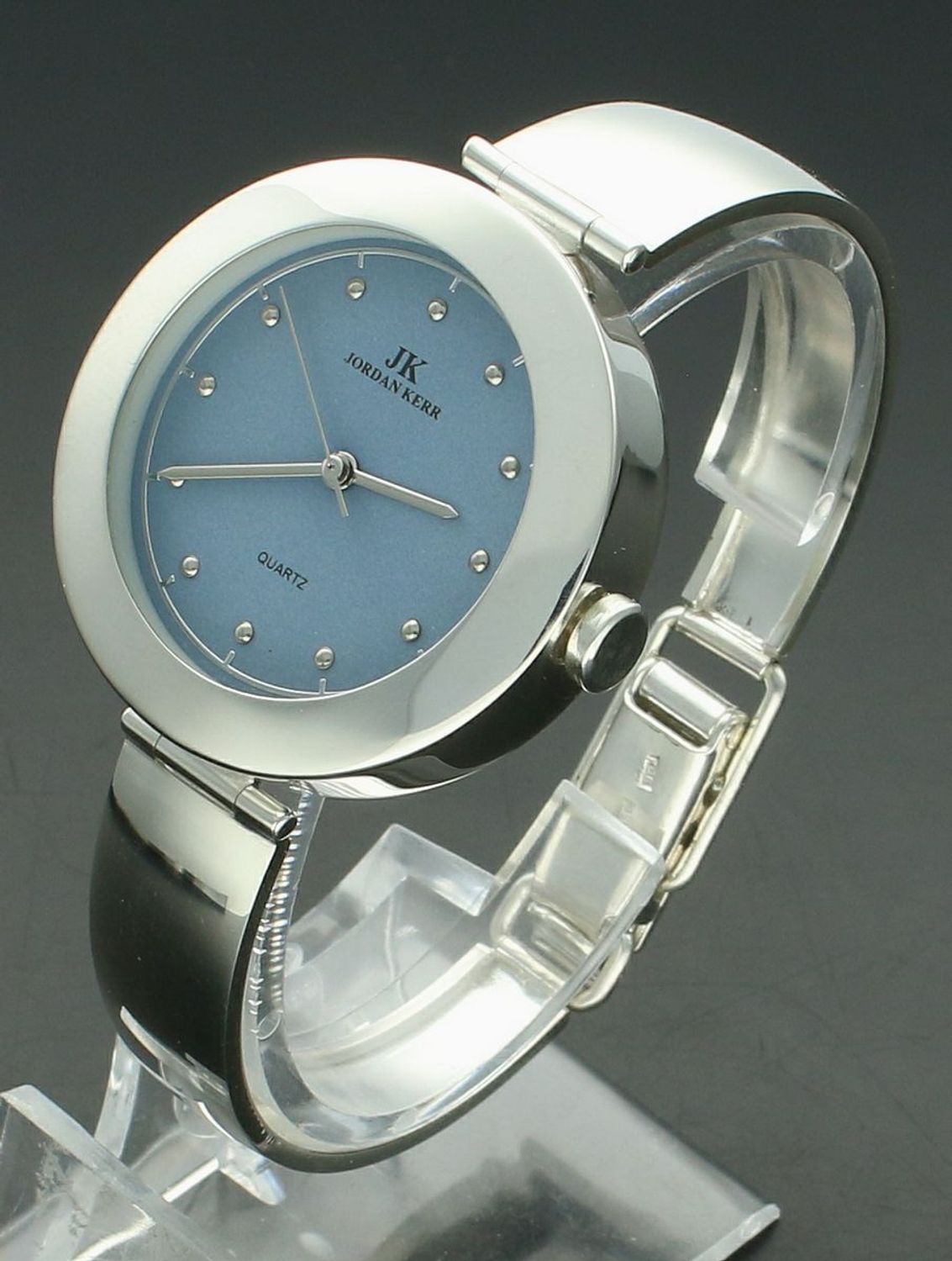 Zegarek srebrny JORDAN KERR niebieski DIA-ZEG-12890-925 Zegarek damski srebrny sztywna bransoleta DIA-ZEG-12890-925 wyposażony jest w kwarcowy mechanizm, zasilany za pomocą baterii1.jpg