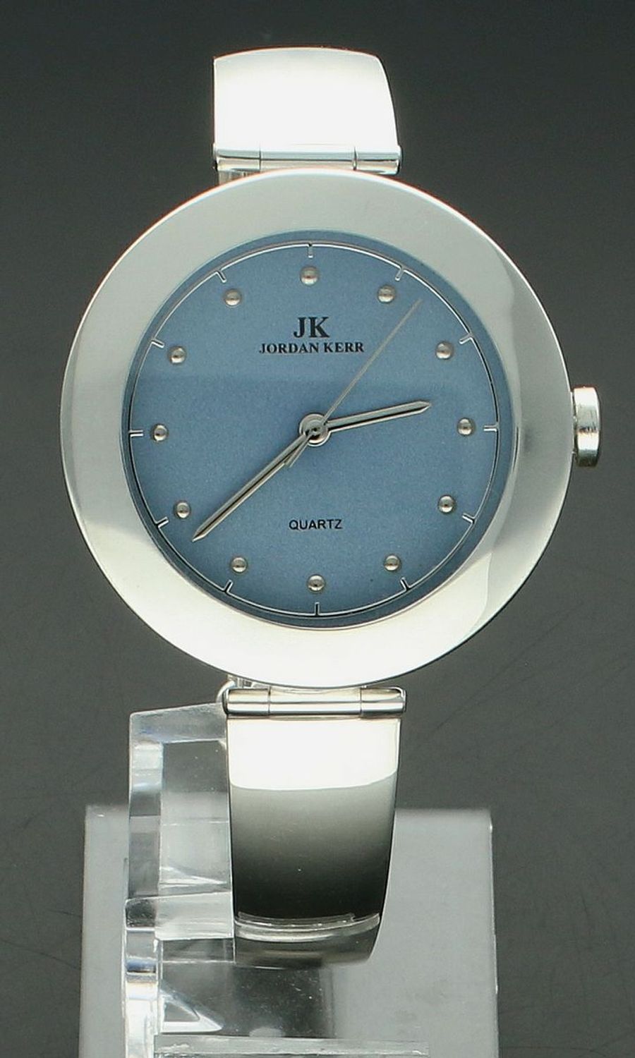 Zegarek srebrny JORDAN KERR niebieski DIA-ZEG-12890-925 Zegarek damski srebrny sztywna bransoleta DIA-ZEG-12890-925 wyposażony jest w kwarcowy mechanizm, zasilany za pomocą baterii1.jpg