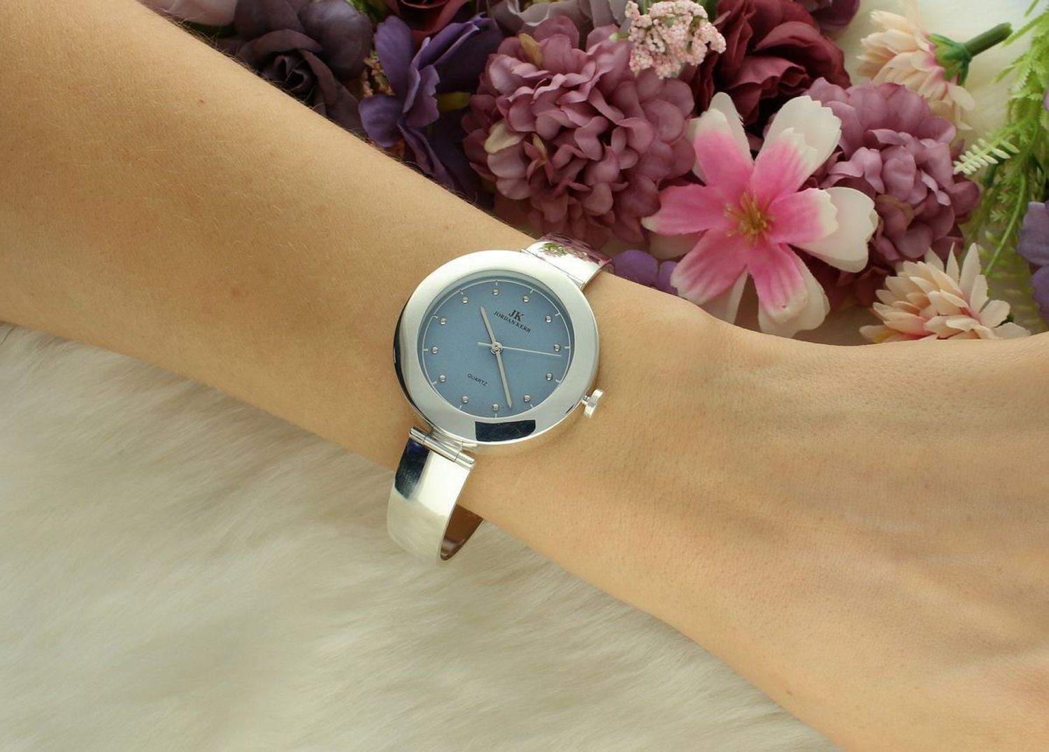 Zegarek srebrny JORDAN KERR niebieski DIA-ZEG-12890-925 Zegarek damski srebrny sztywna bransoleta DIA-ZEG-12890-925 wyposażony jest w kwarcowy mechanizm, zasilany za pomocą baterii1.jpg