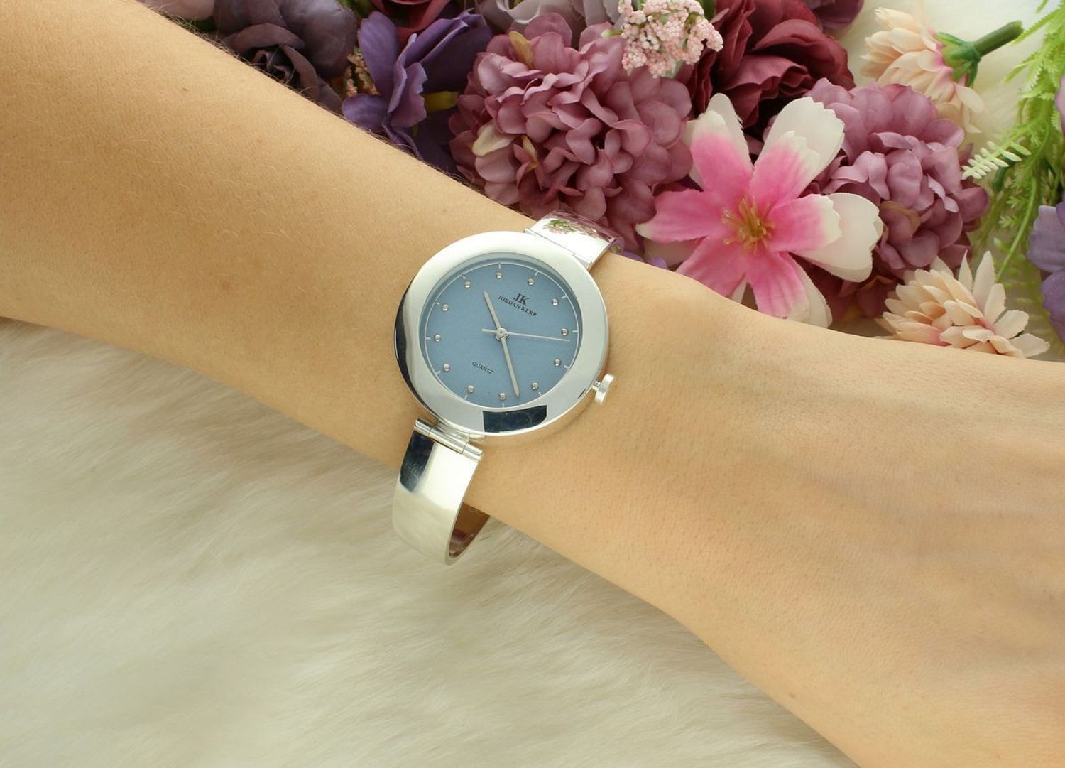 Zegarek srebrny JORDAN KERR niebieski DIA-ZEG-12890-925 Zegarek damski srebrny sztywna bransoleta DIA-ZEG-12890-925 wyposażony jest w kwarcowy mechanizm, zasilany za pomocą baterii1.jpg