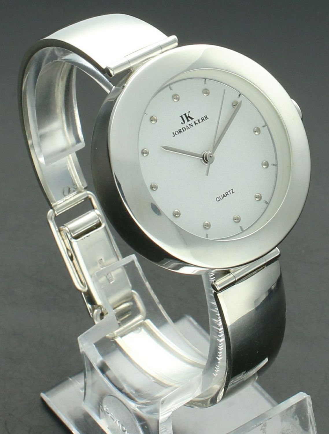 Zegarek damski JORDAN KERR srebrny DIA-ZEG-12891-925 Zegarek damski srebrny sztywna bransoleta DIA-ZEG-12891-925 wyposażony jest w kwarcowy mechanizm, zasilany za pomocą baterii.1.jpg