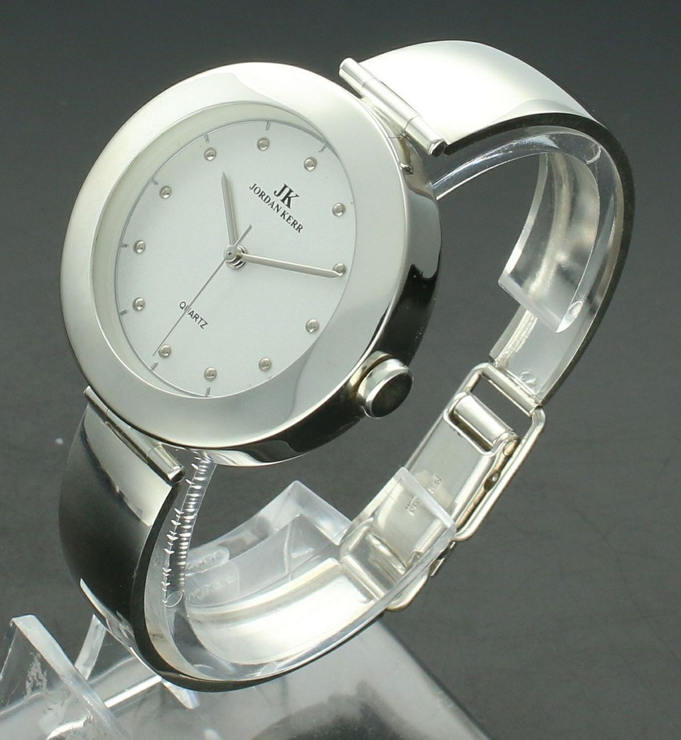 Zegarek damski JORDAN KERR srebrny DIA-ZEG-12891-925 Zegarek damski srebrny sztywna bransoleta DIA-ZEG-12891-925 wyposażony jest w kwarcowy mechanizm, zasilany za pomocą baterii.1.jpg