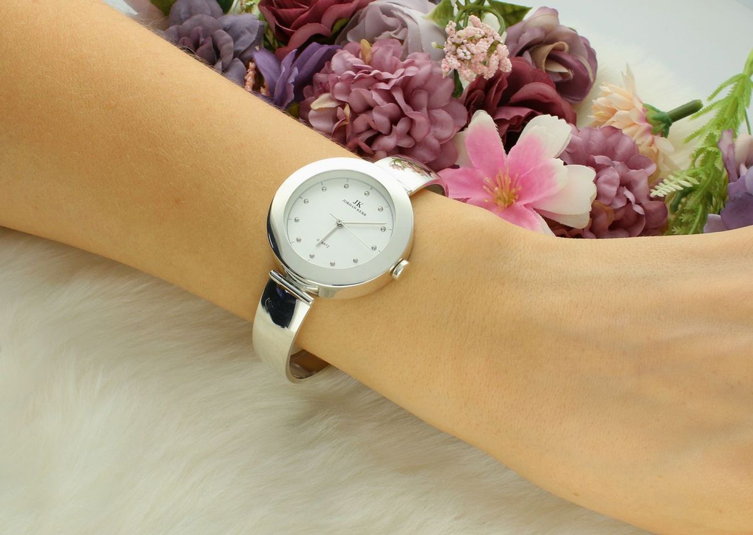 Zegarek damski JORDAN KERR srebrny DIA-ZEG-12891-925 Zegarek damski srebrny sztywna bransoleta DIA-ZEG-12891-925 wyposażony jest w kwarcowy mechanizm, zasilany za pomocą baterii.1.jpg