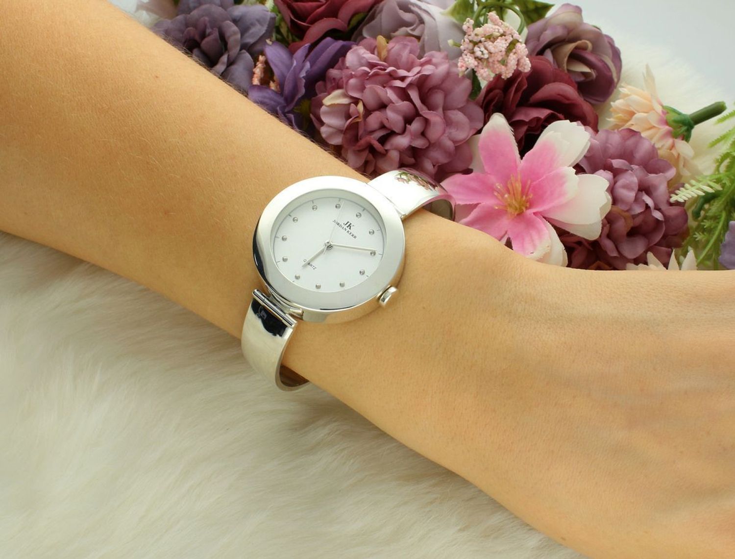 Zegarek damski JORDAN KERR srebrny DIA-ZEG-12891-925 Zegarek damski srebrny sztywna bransoleta DIA-ZEG-12891-925 wyposażony jest w kwarcowy mechanizm, zasilany za pomocą baterii.1.jpg