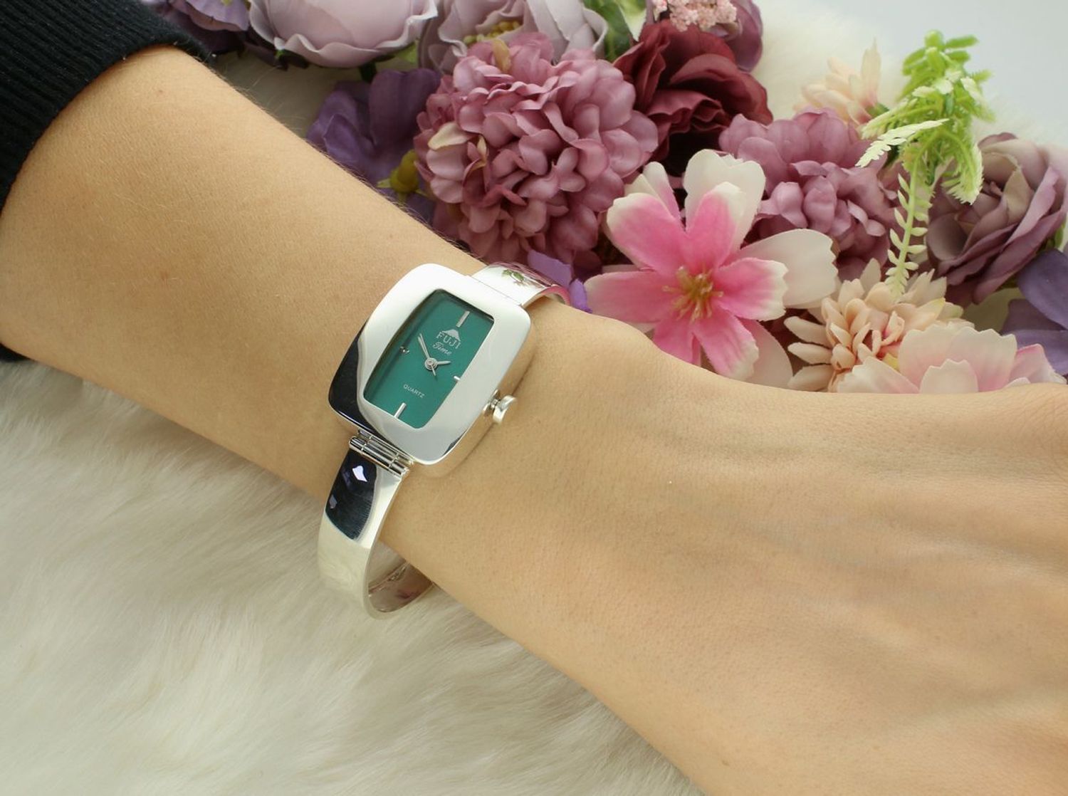 Zegarek damski srebrny FUJI DIA-ZEG-12892-925 Zegarek damski srebrny sztywna bransoleta DIA-ZEG-12892-9255 wyposażony jest w kwarcowy mechanizm, zasilany za pomocą baterii.1.jpg