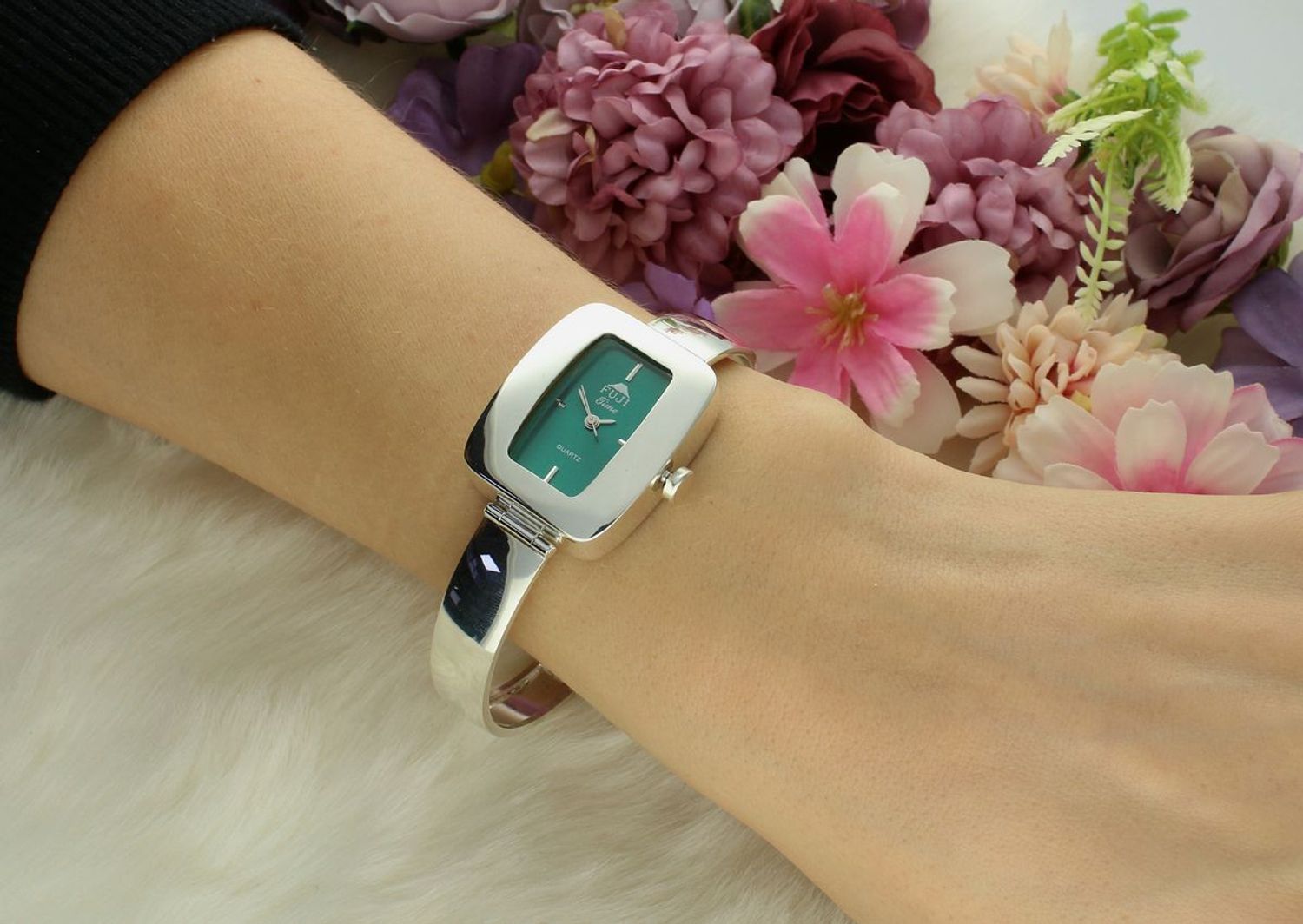 Zegarek damski srebrny FUJI DIA-ZEG-12892-925 Zegarek damski srebrny sztywna bransoleta DIA-ZEG-12892-9255 wyposażony jest w kwarcowy mechanizm, zasilany za pomocą baterii.1.jpg