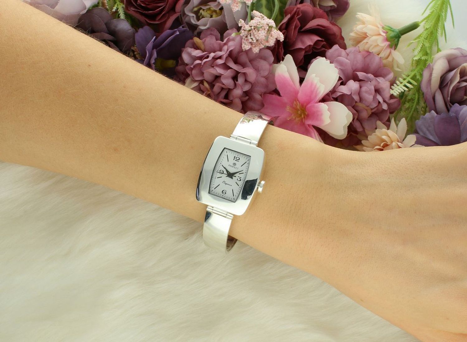 Zegarek srebrny prostokątny JORDAN KERR DIA-ZEG-12893-925 Zegarek damski srebrny sztywna bransoleta DIA-ZEG-12893-925 wyposażony jest w kwarcowy mechanizm, zasilany za pomocą baterii1.jpg