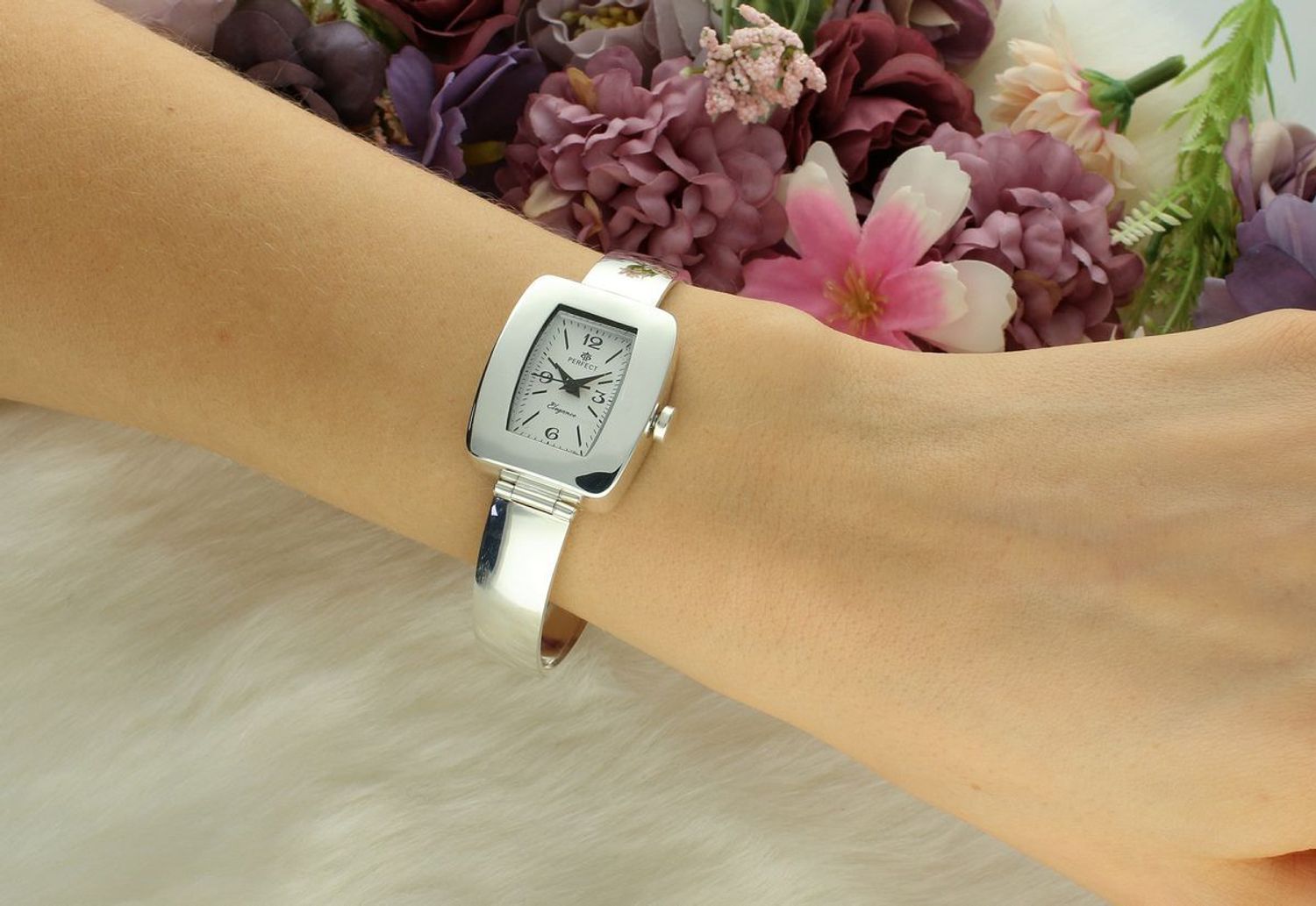 Zegarek srebrny prostokątny JORDAN KERR DIA-ZEG-12893-925 Zegarek damski srebrny sztywna bransoleta DIA-ZEG-12893-925 wyposażony jest w kwarcowy mechanizm, zasilany za pomocą baterii1.jpg