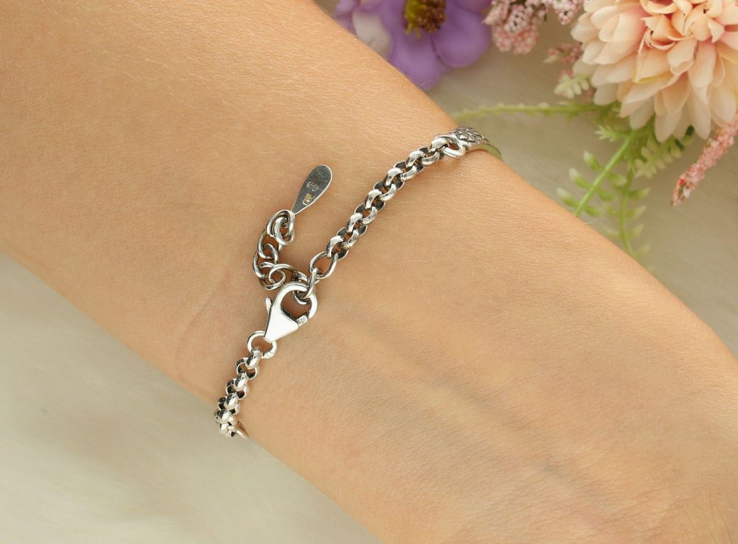 Elegancki zegarek damski ze srebra 925, waga 20,7 g. Koperta 2,2 cm, bransoletka 15+2,5 cm, zdobiony markazytami. Grawer gratis – idealny na prezent.11.jpg