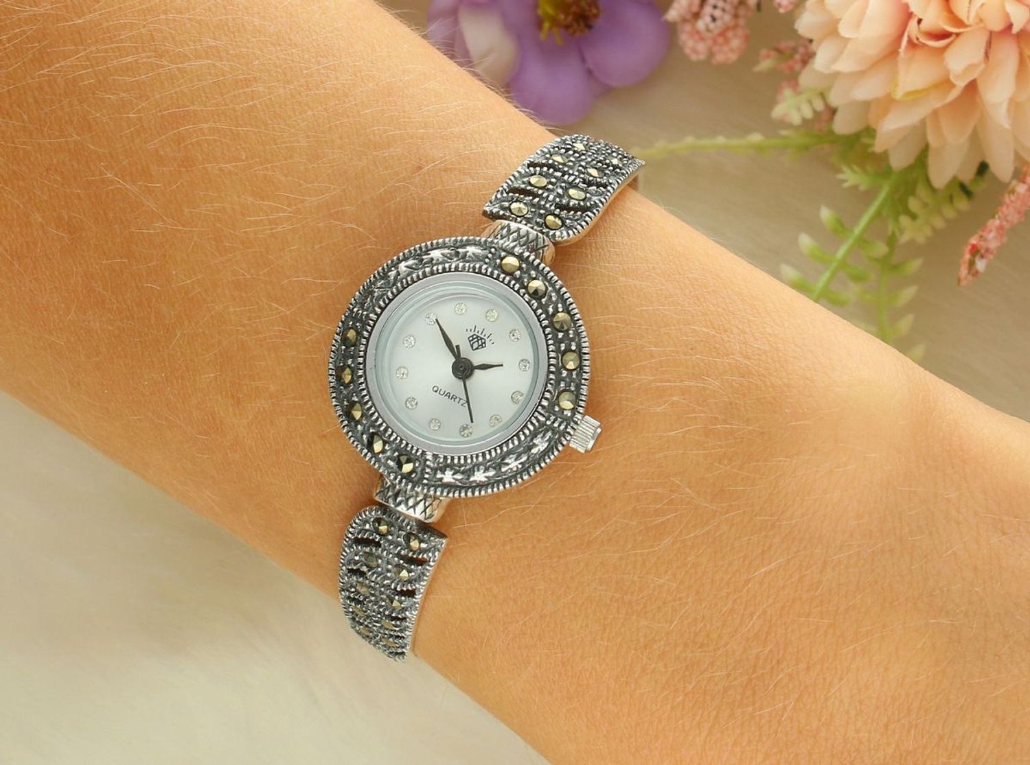 Elegancki zegarek damski ze srebra 925, waga 20,7 g. Koperta 2,2 cm, bransoletka 15+2,5 cm, zdobiony markazytami. Grawer gratis – idealny na prezent.11.jpg