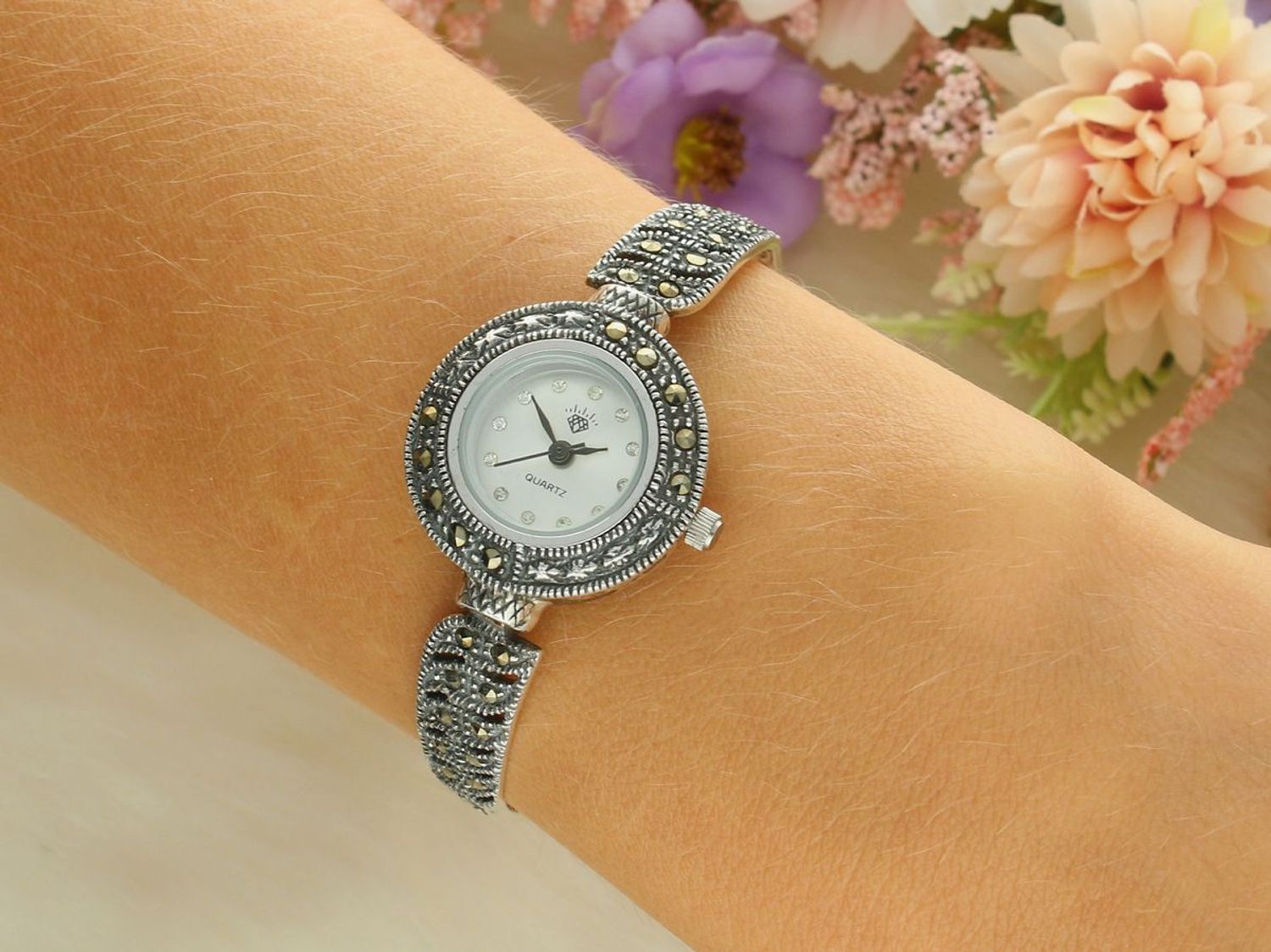 Elegancki zegarek damski ze srebra 925, waga 20,7 g. Koperta 2,2 cm, bransoletka 15+2,5 cm, zdobiony markazytami. Grawer gratis – idealny na prezent.11.jpg