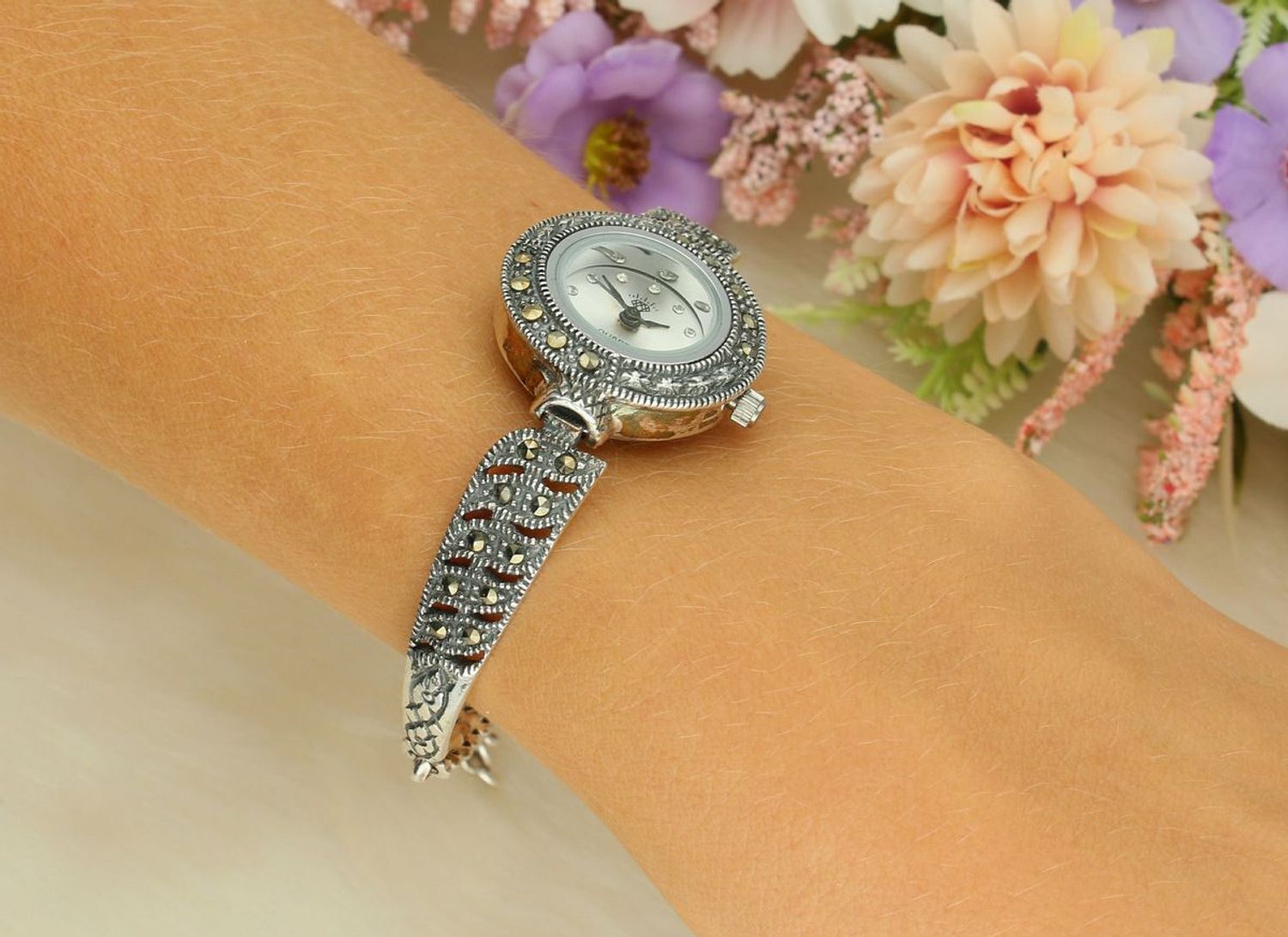 Elegancki zegarek damski ze srebra 925, waga 20,7 g. Koperta 2,2 cm, bransoletka 15+2,5 cm, zdobiony markazytami. Grawer gratis – idealny na prezent.11.jpg