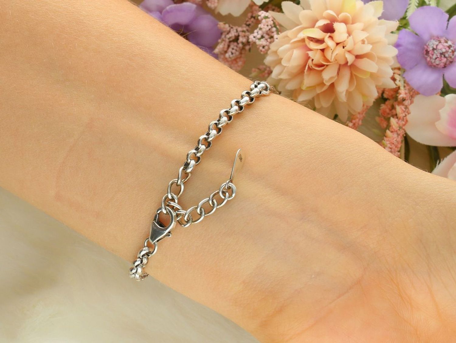 Elegancki zegarek damski ze srebra 925 o wadze 19,6 g. Zdobiony markazytami, koperta 2,4 cm, bransoletka 17+3 cm. W cenie grawer gratis – idealny na prezent.1.jpg