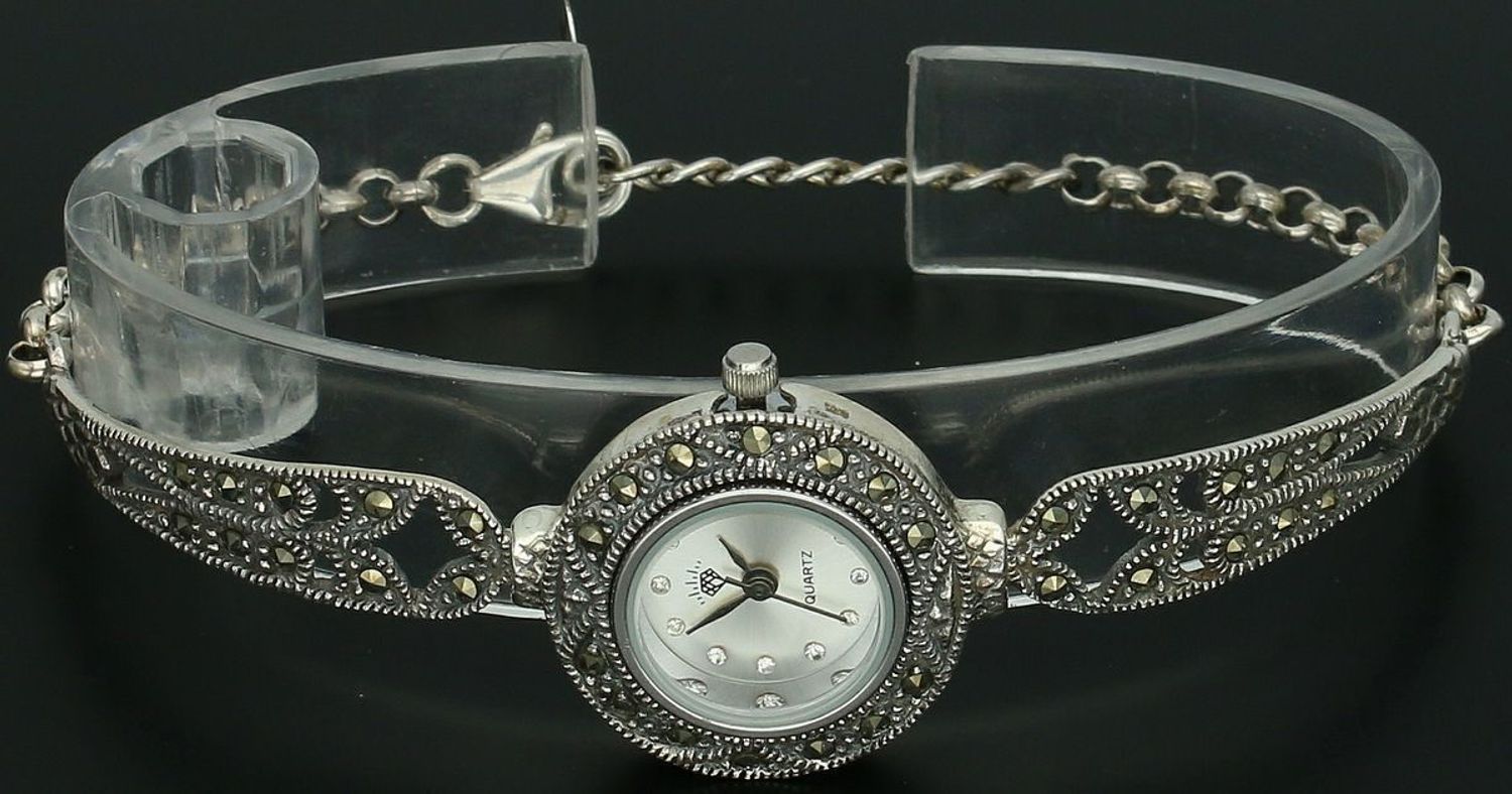 Elegancki zegarek damski ze srebra 925 o wadze 19,6 g. Zdobiony markazytami, koperta 2,4 cm, bransoletka 17+3 cm. W cenie grawer gratis – idealny na prezent.1.jpg