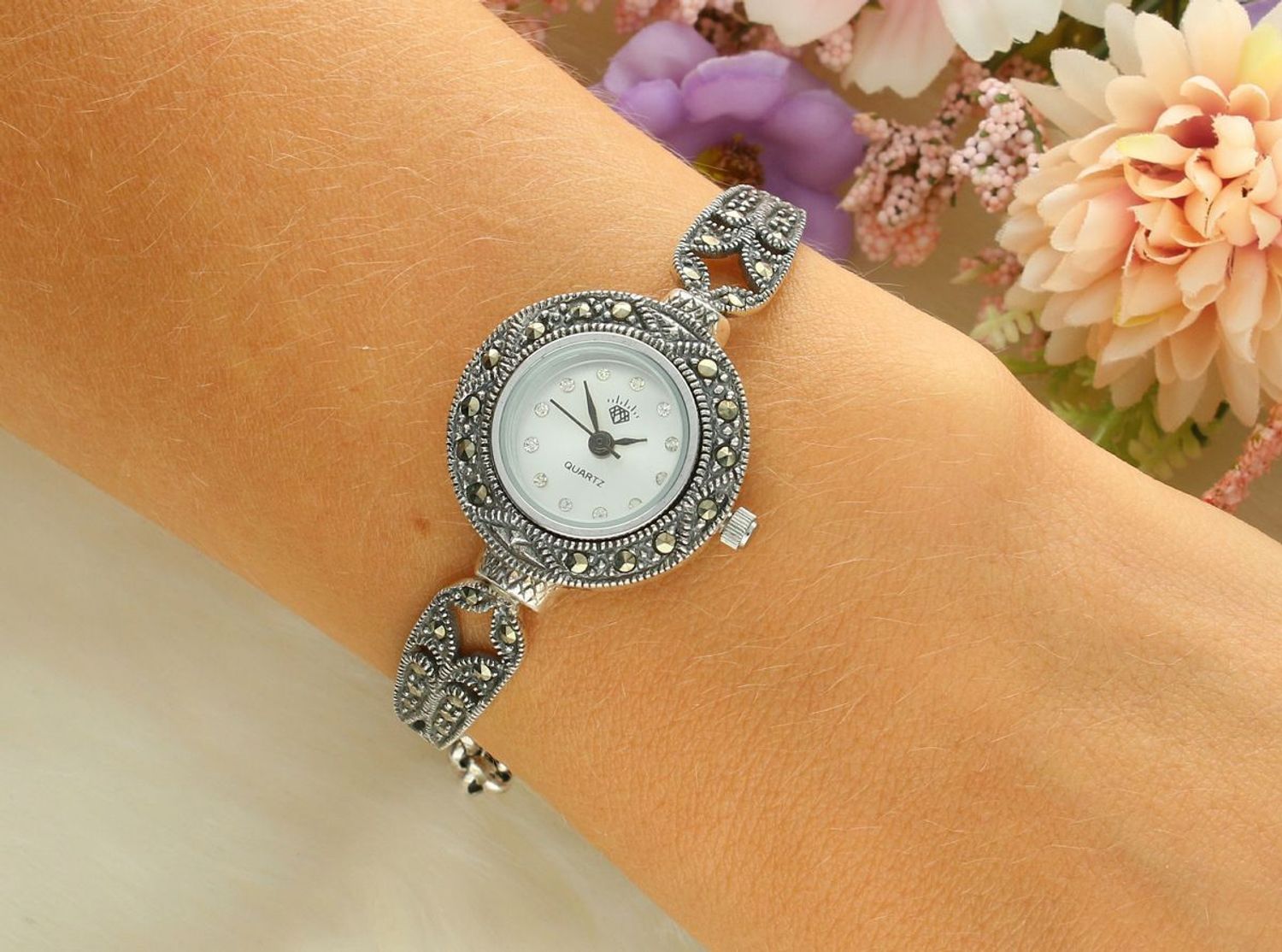 Elegancki zegarek damski ze srebra 925 o wadze 19,6 g. Zdobiony markazytami, koperta 2,4 cm, bransoletka 17+3 cm. W cenie grawer gratis – idealny na prezent.1.jpg