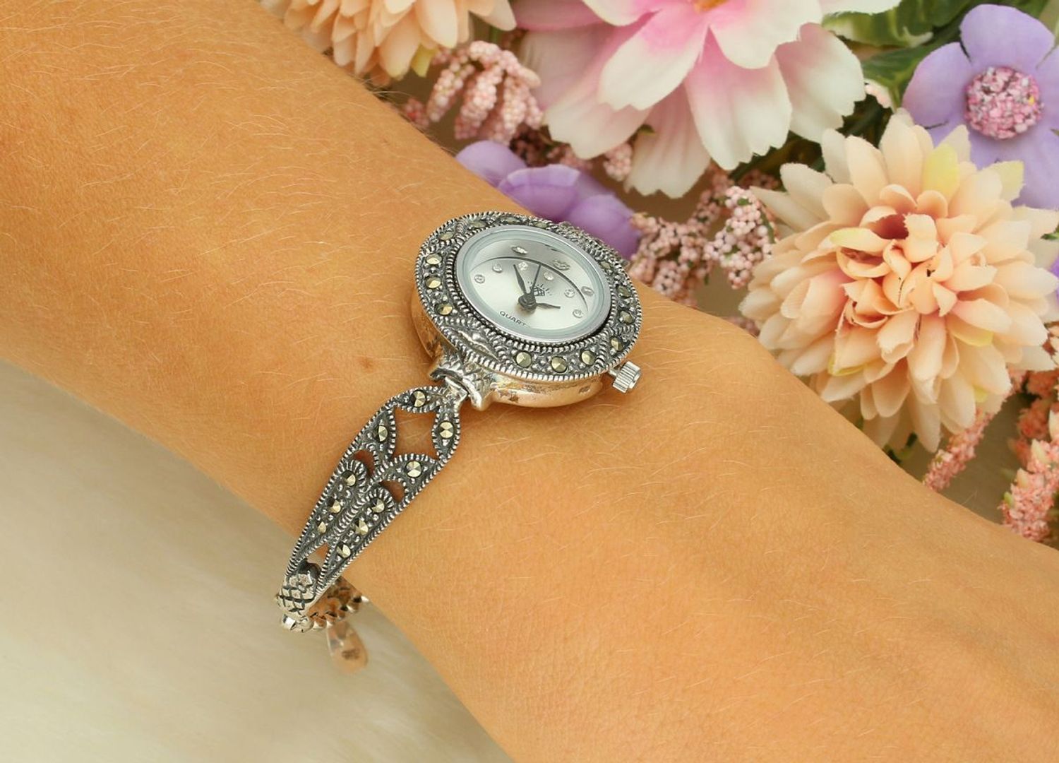 Elegancki zegarek damski ze srebra 925 o wadze 19,6 g. Zdobiony markazytami, koperta 2,4 cm, bransoletka 17+3 cm. W cenie grawer gratis – idealny na prezent.1.jpg