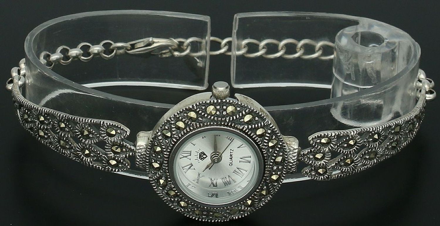 Elegancki zegarek damski ze srebra 925, waga 19 g. Koperta 2,4 cm, regulowana bransoletka 16+2 cm, zdobiony markazytami. Grawer gratis – idealny na prezent.11.jpg