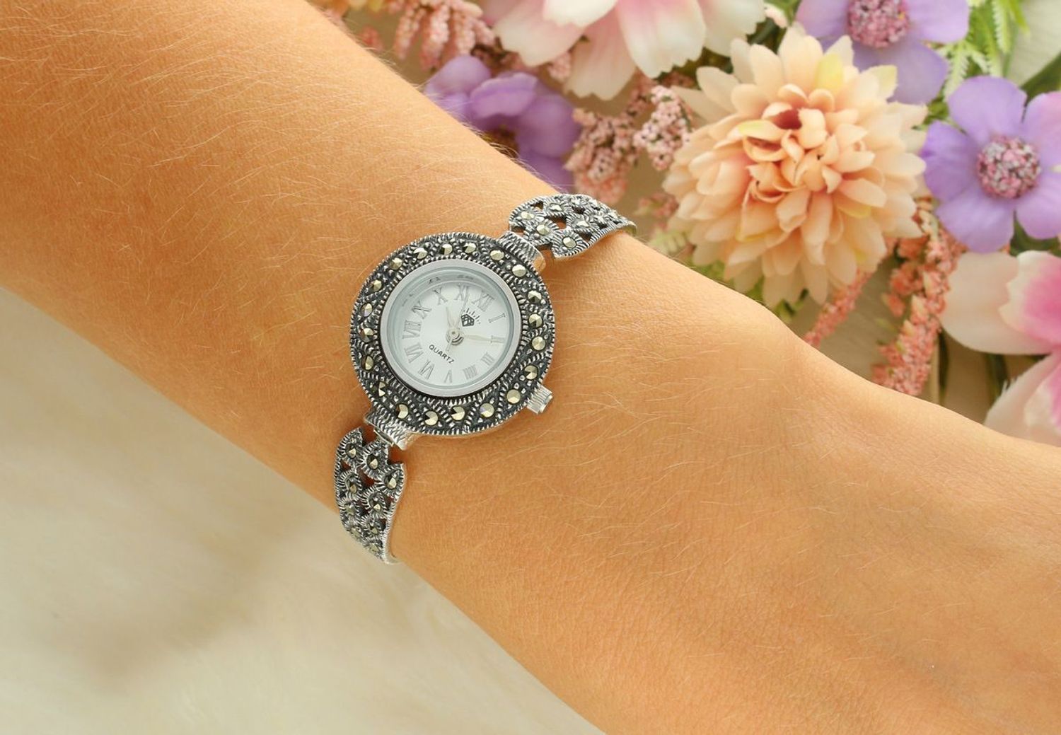 Elegancki zegarek damski ze srebra 925, waga 19 g. Koperta 2,4 cm, regulowana bransoletka 16+2 cm, zdobiony markazytami. Grawer gratis – idealny na prezent.11.jpg